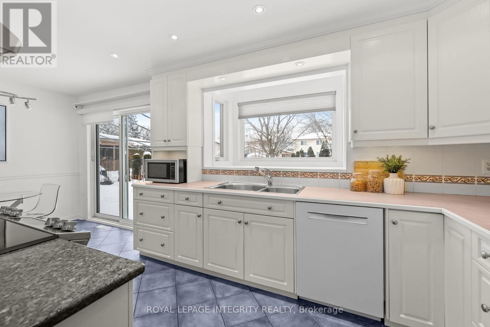 












830 ACADIAN GARDENS

,
Ottawa,




Ontario
K1C2V6

