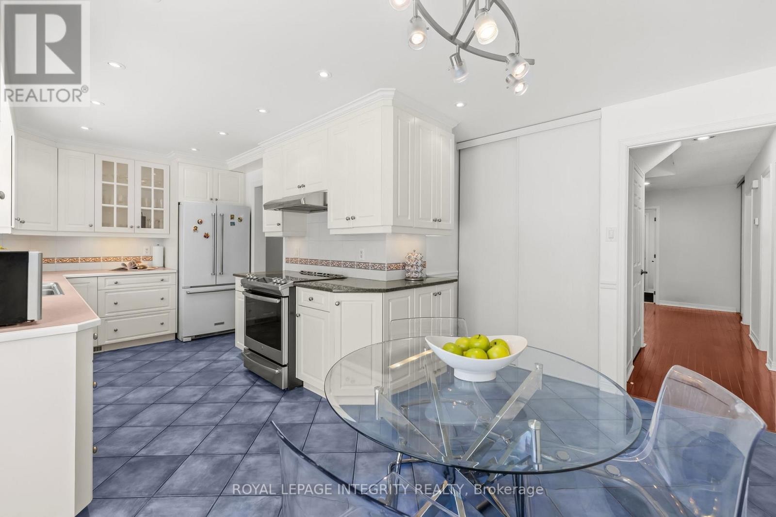 












830 ACADIAN GARDENS

,
Ottawa,




Ontario
K1C2V6

