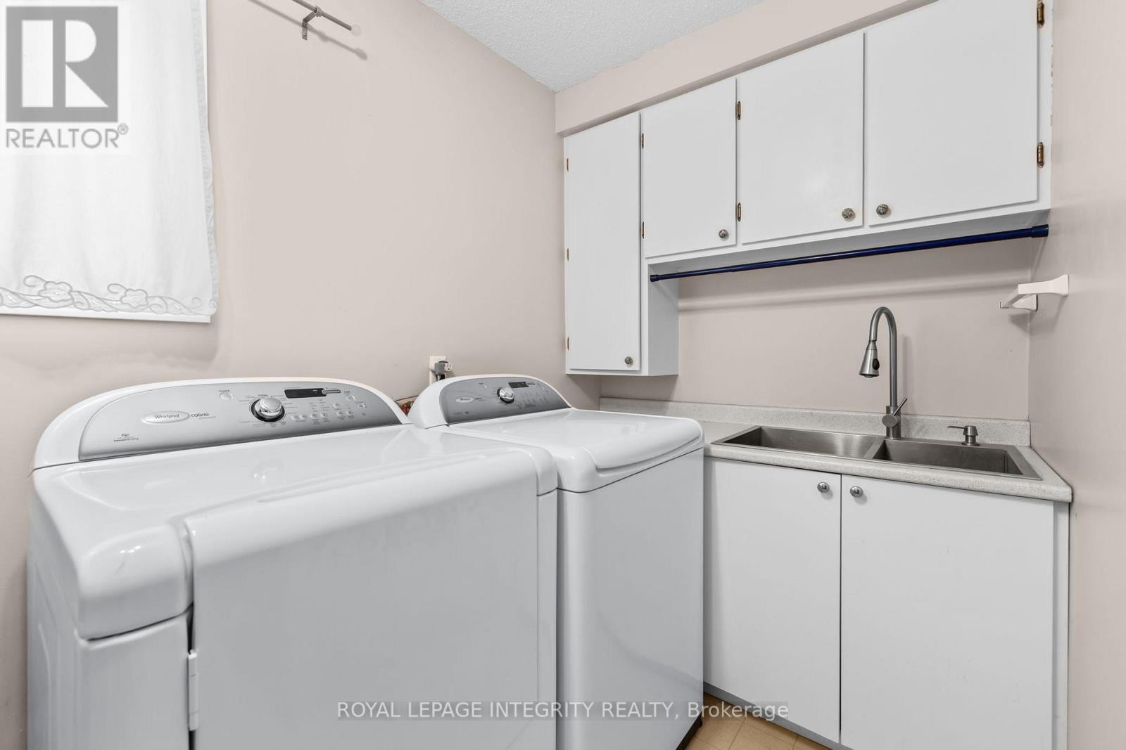 












830 ACADIAN GARDENS

,
Ottawa,




Ontario
K1C2V6

