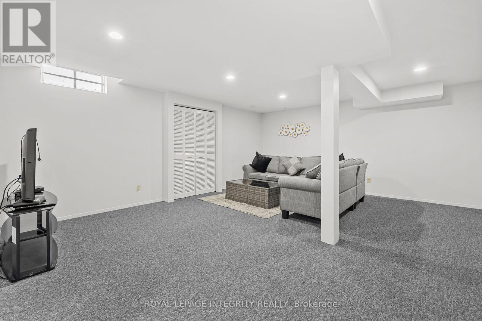 












830 ACADIAN GARDENS

,
Ottawa,




Ontario
K1C2V6

