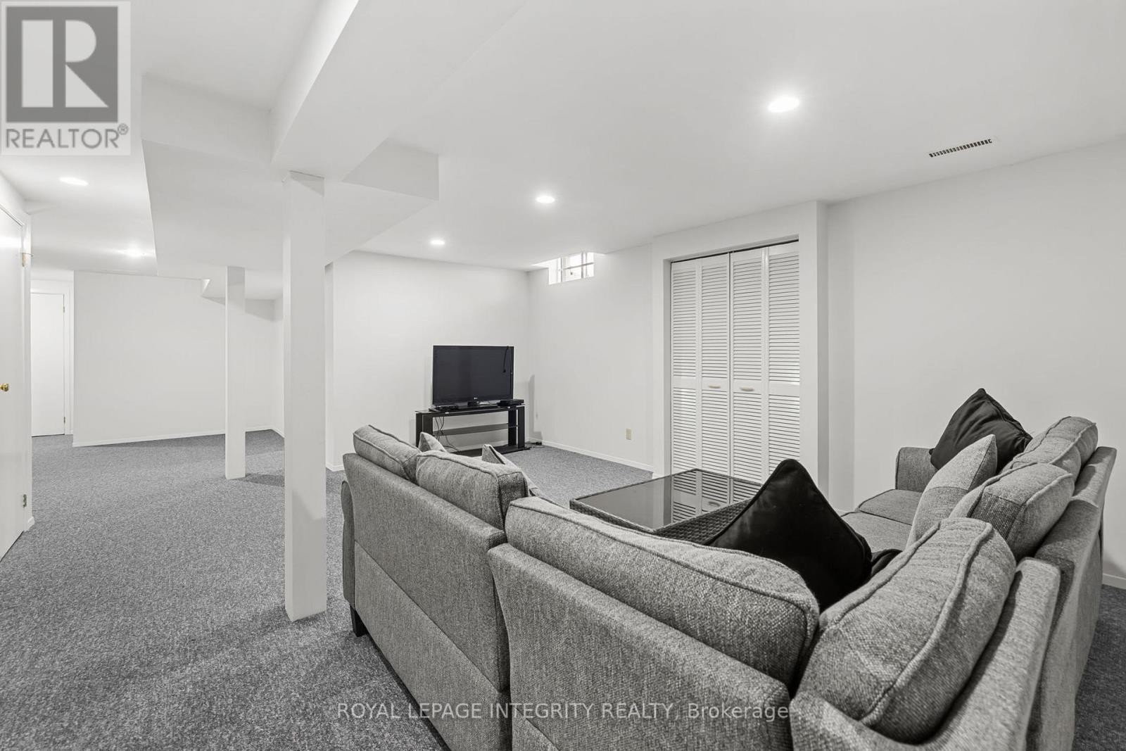 












830 ACADIAN GARDENS

,
Ottawa,




Ontario
K1C2V6

