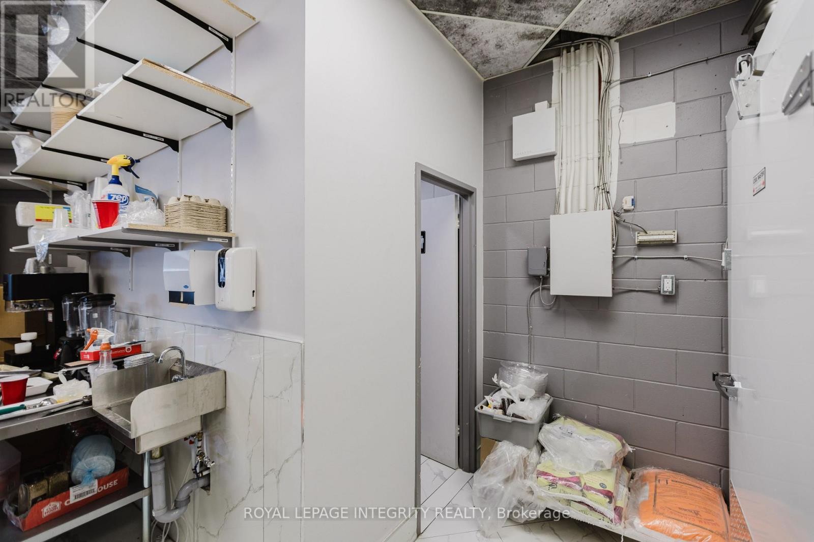 












11 - 1950 MERIVALE ROAD

,
Ottawa,




Ontario
K2G5T5

