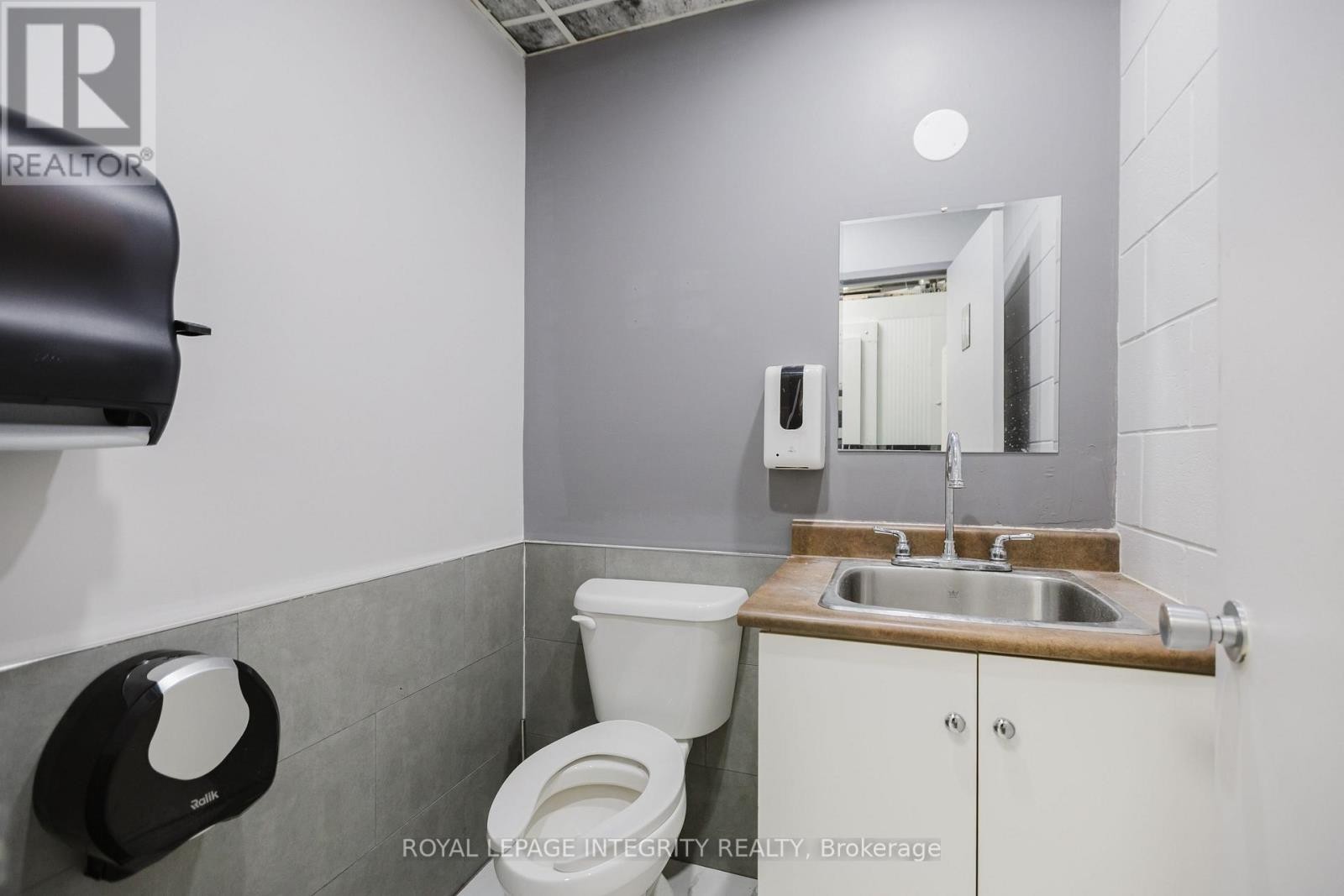 












11 - 1950 MERIVALE ROAD

,
Ottawa,




Ontario
K2G5T5

