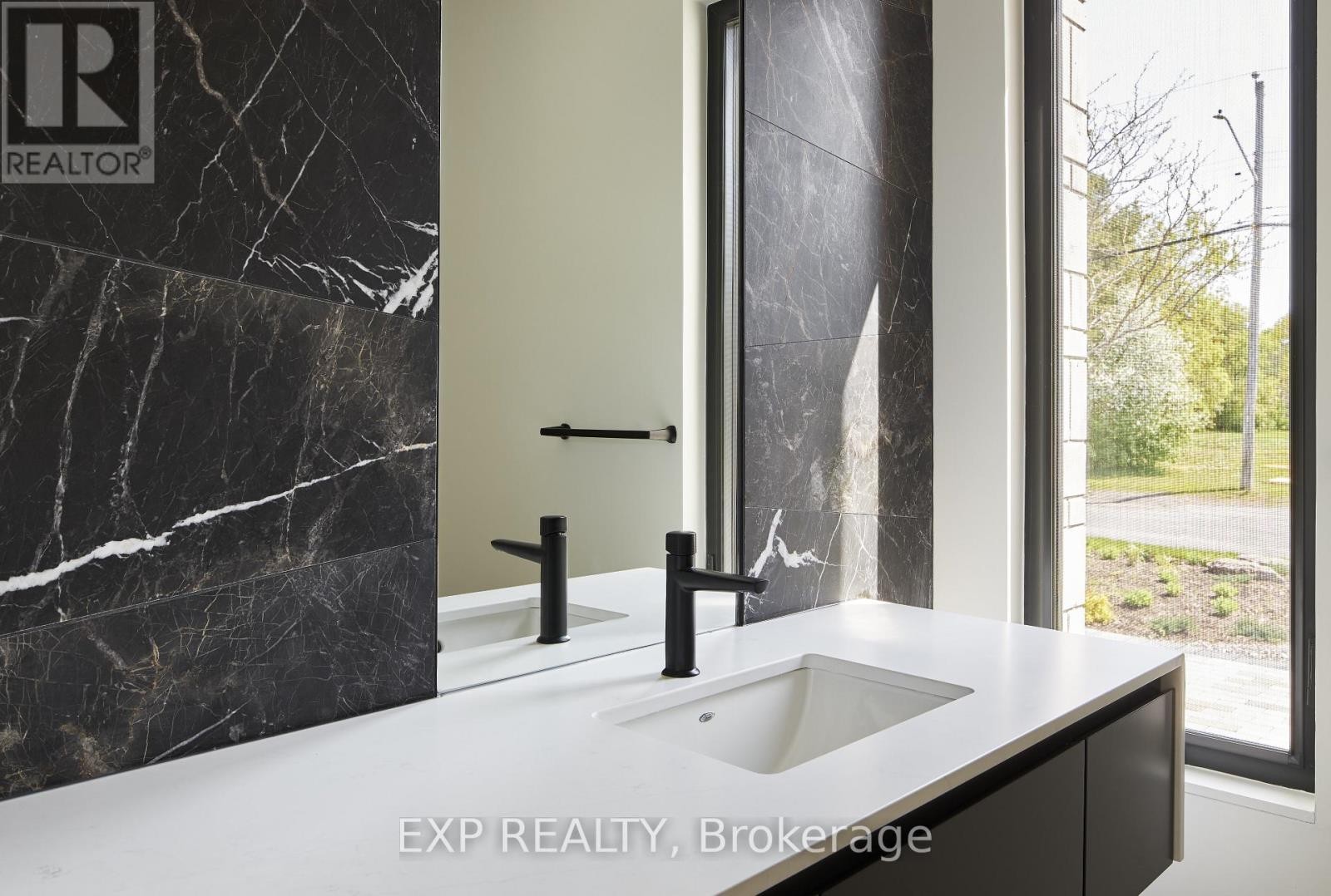 












32 CLOVELLY ROAD

,
Ottawa,




Ontario
K1J6M2

