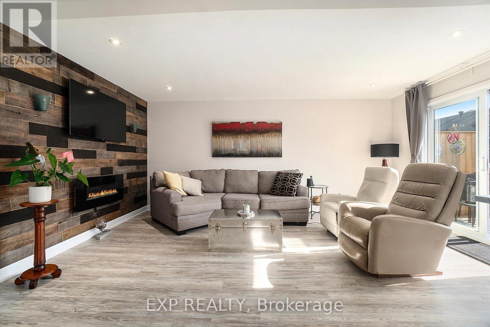 












704 AZURE STREET

,
Russell,




Ontario
K4R1E5

