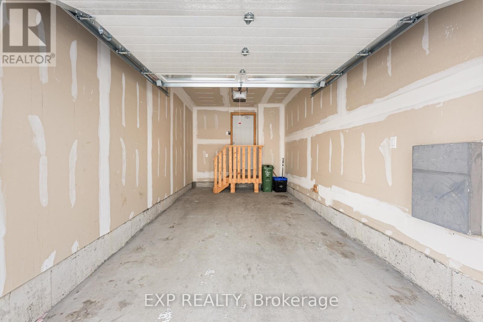 












27 MOOSONEE CRESCENT

,
Ottawa,




Ontario
K4M0L9

