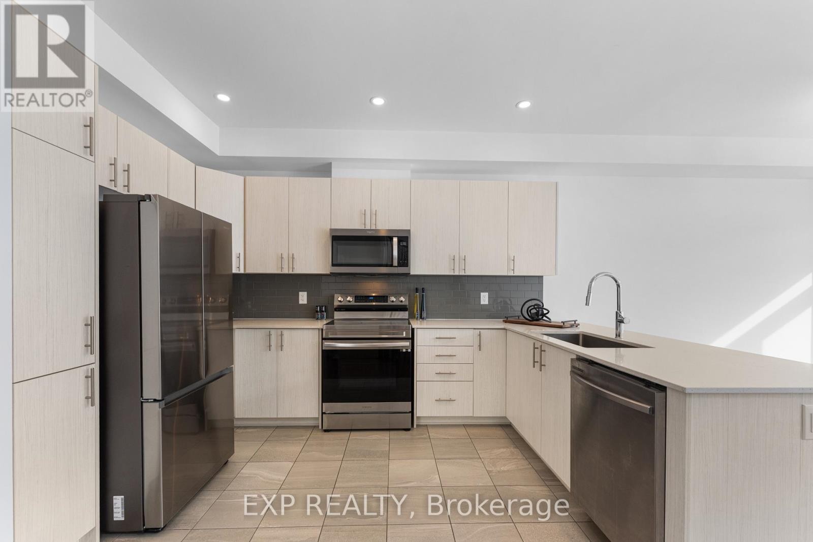 












27 MOOSONEE CRESCENT

,
Ottawa,




Ontario
K4M0L9

