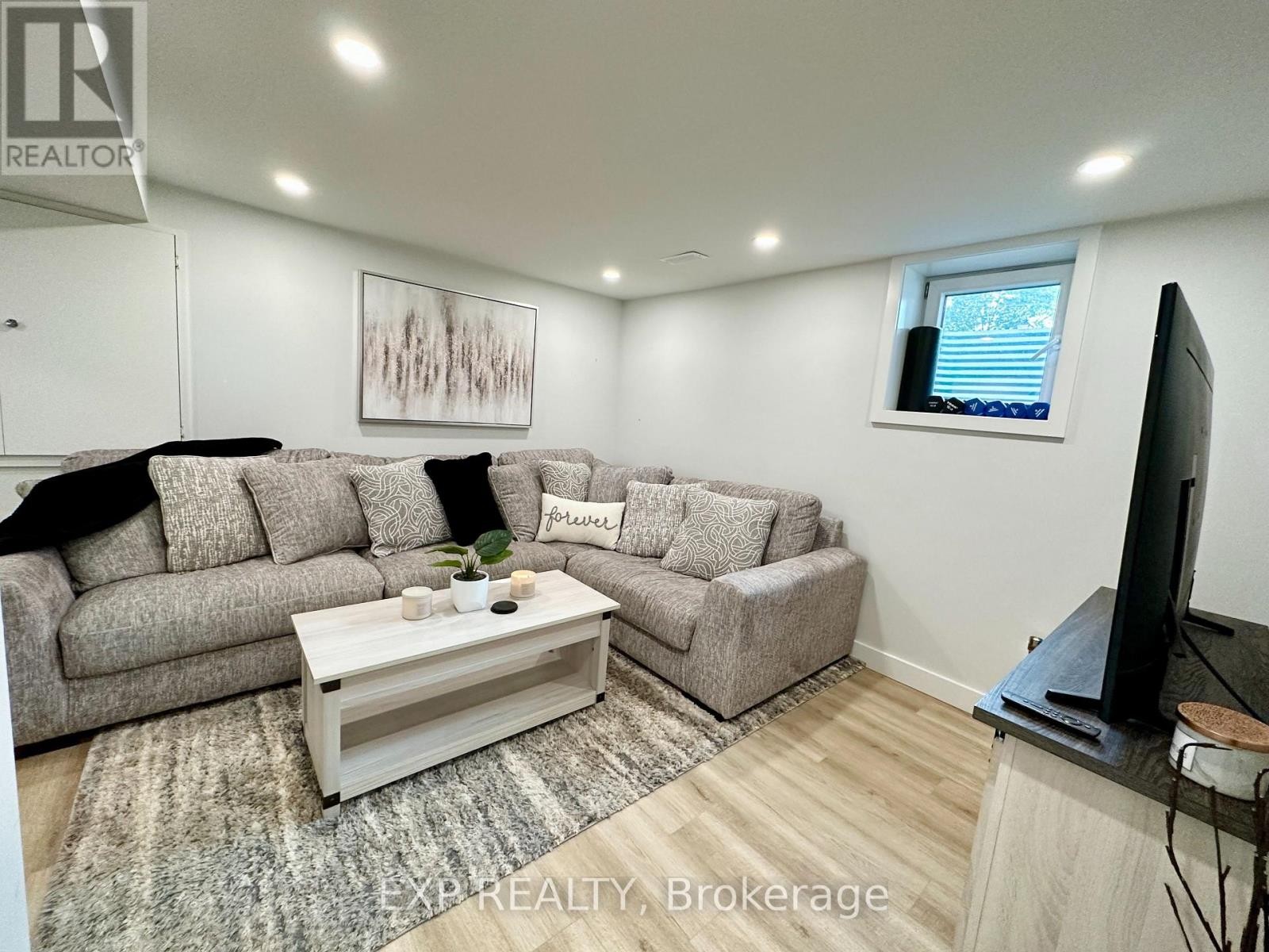 












44 SHERRY LANE

,
Ottawa,




Ontario
K2G3L8

