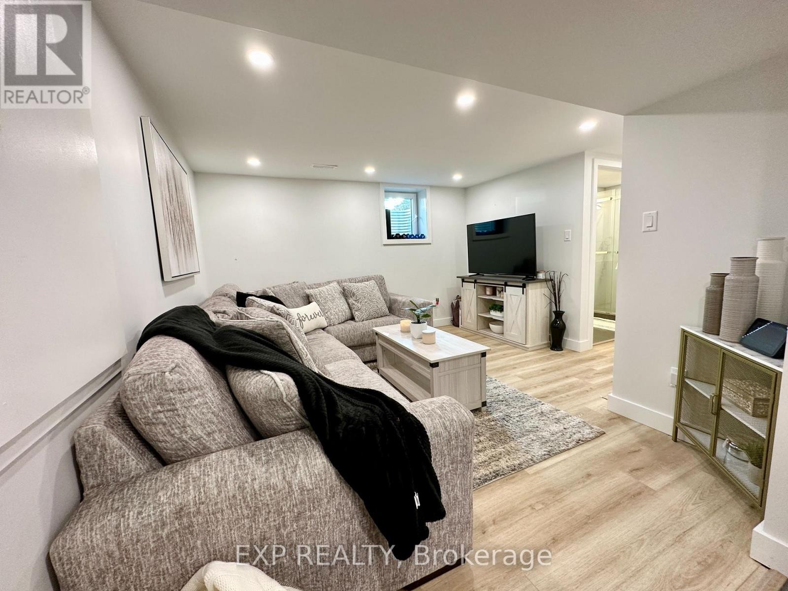 












44 SHERRY LANE

,
Ottawa,




Ontario
K2G3L8

