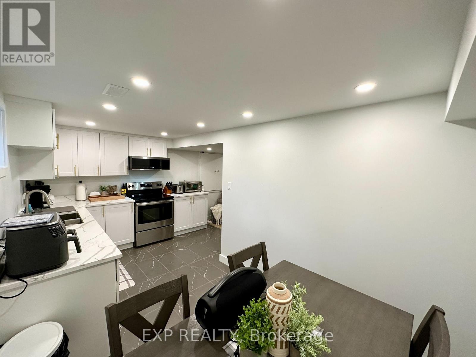 












44 SHERRY LANE

,
Ottawa,




Ontario
K2G3L8

