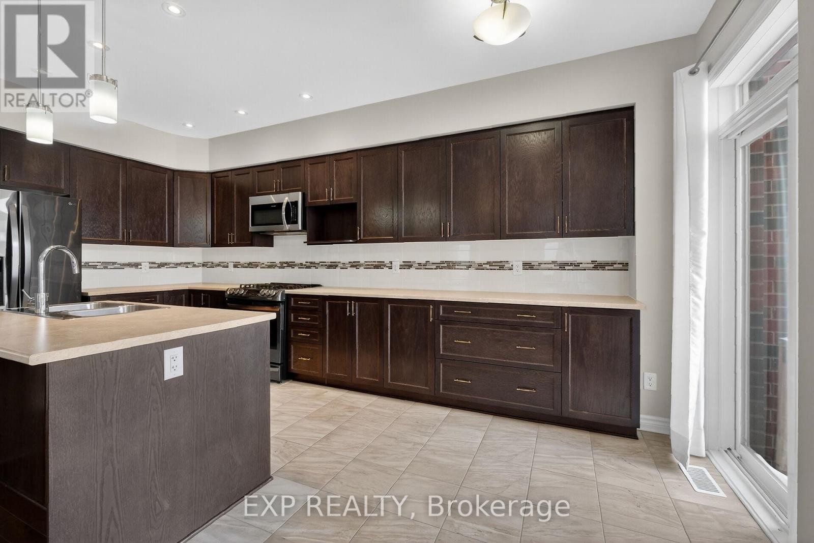 












529 ROWERS WAY

,
Ottawa,




Ontario
K1X0C6

