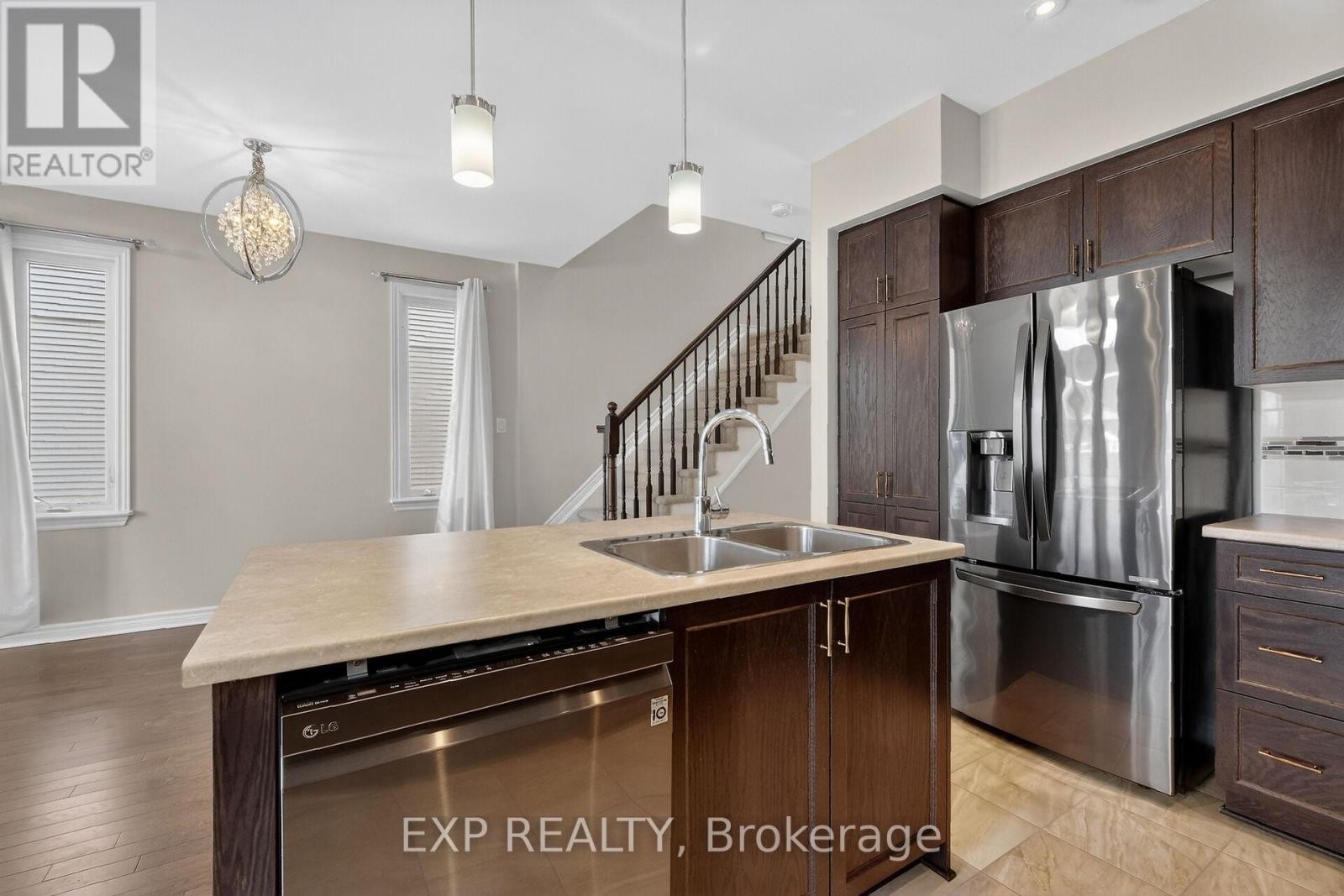 












529 ROWERS WAY

,
Ottawa,




Ontario
K1X0C6

