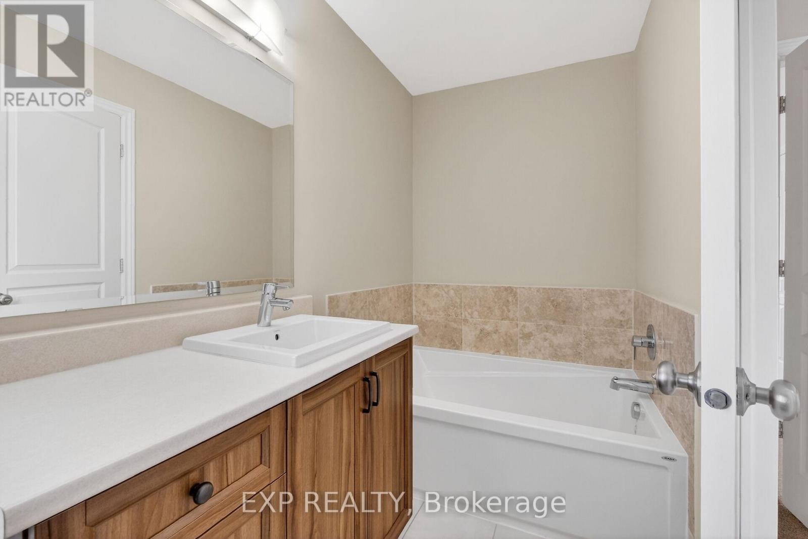 












529 ROWERS WAY

,
Ottawa,




Ontario
K1X0C6

