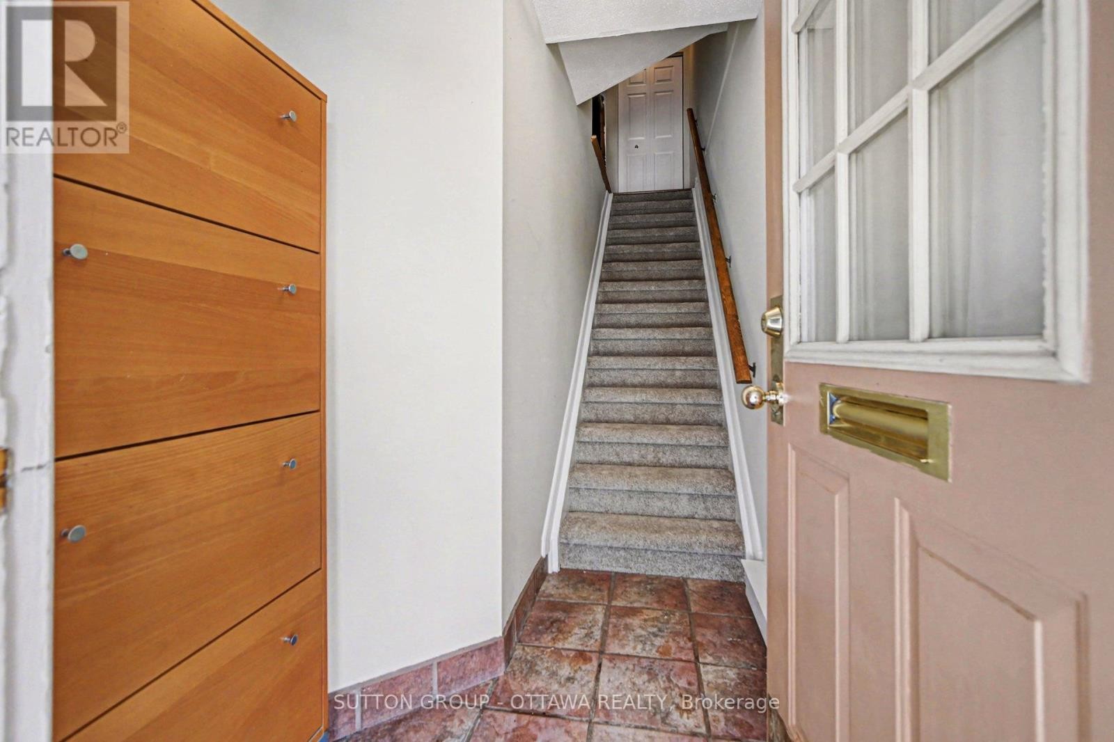 












207 MART CIRCLE

,
Ottawa,




Ontario
K1K4K2

