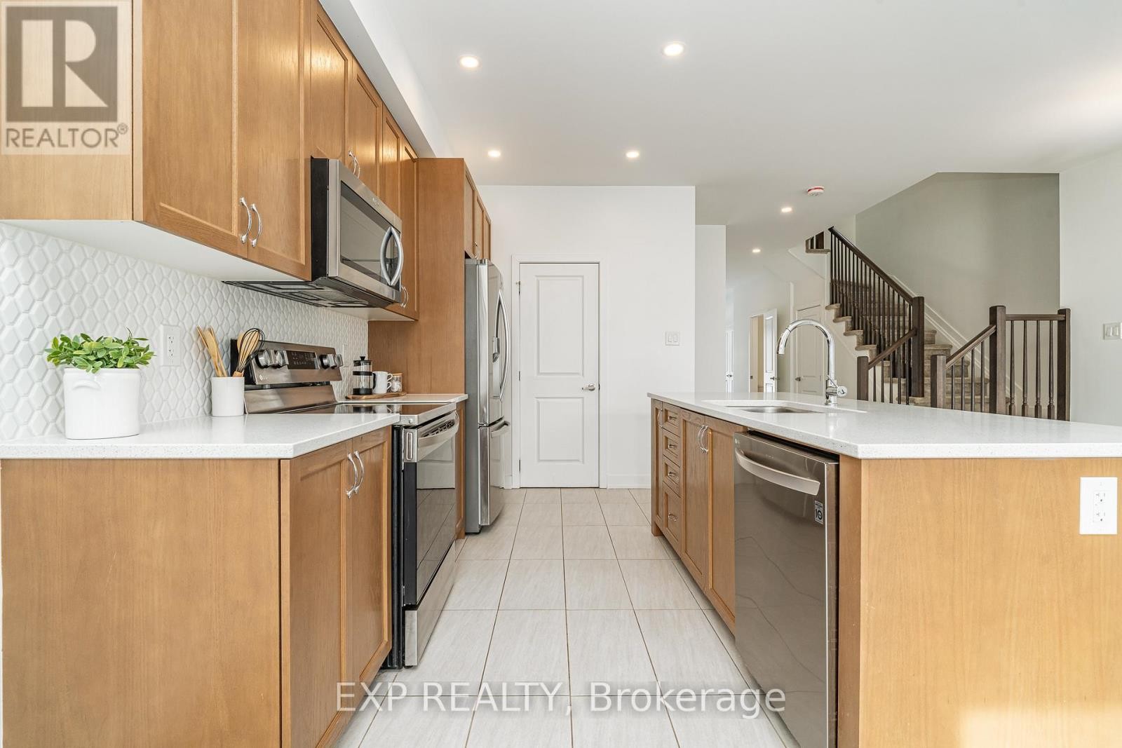 












914 ALVAREZ LANE

,
Ottawa,




Ontario
K1T0W2

