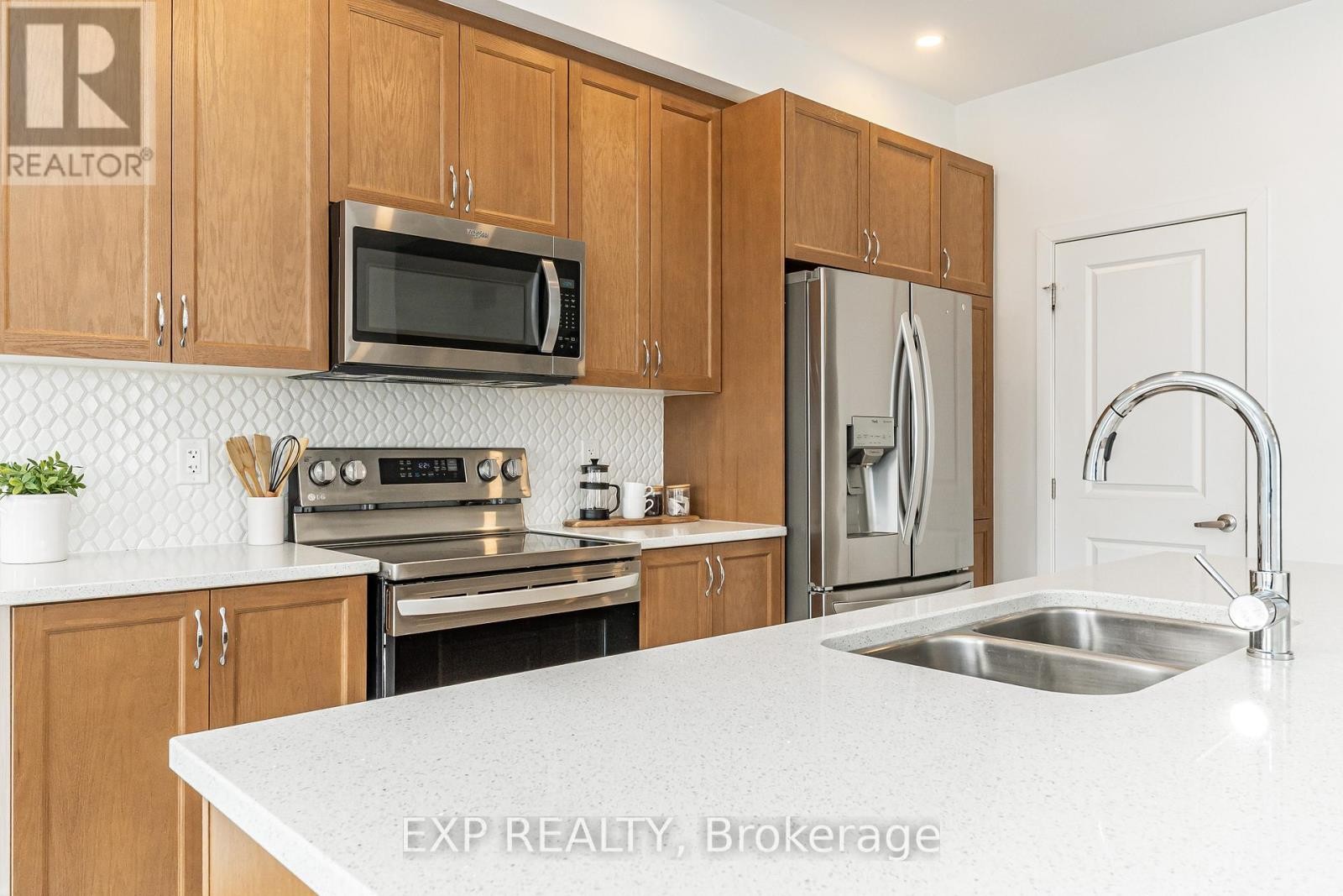 












914 ALVAREZ LANE

,
Ottawa,




Ontario
K1T0W2

