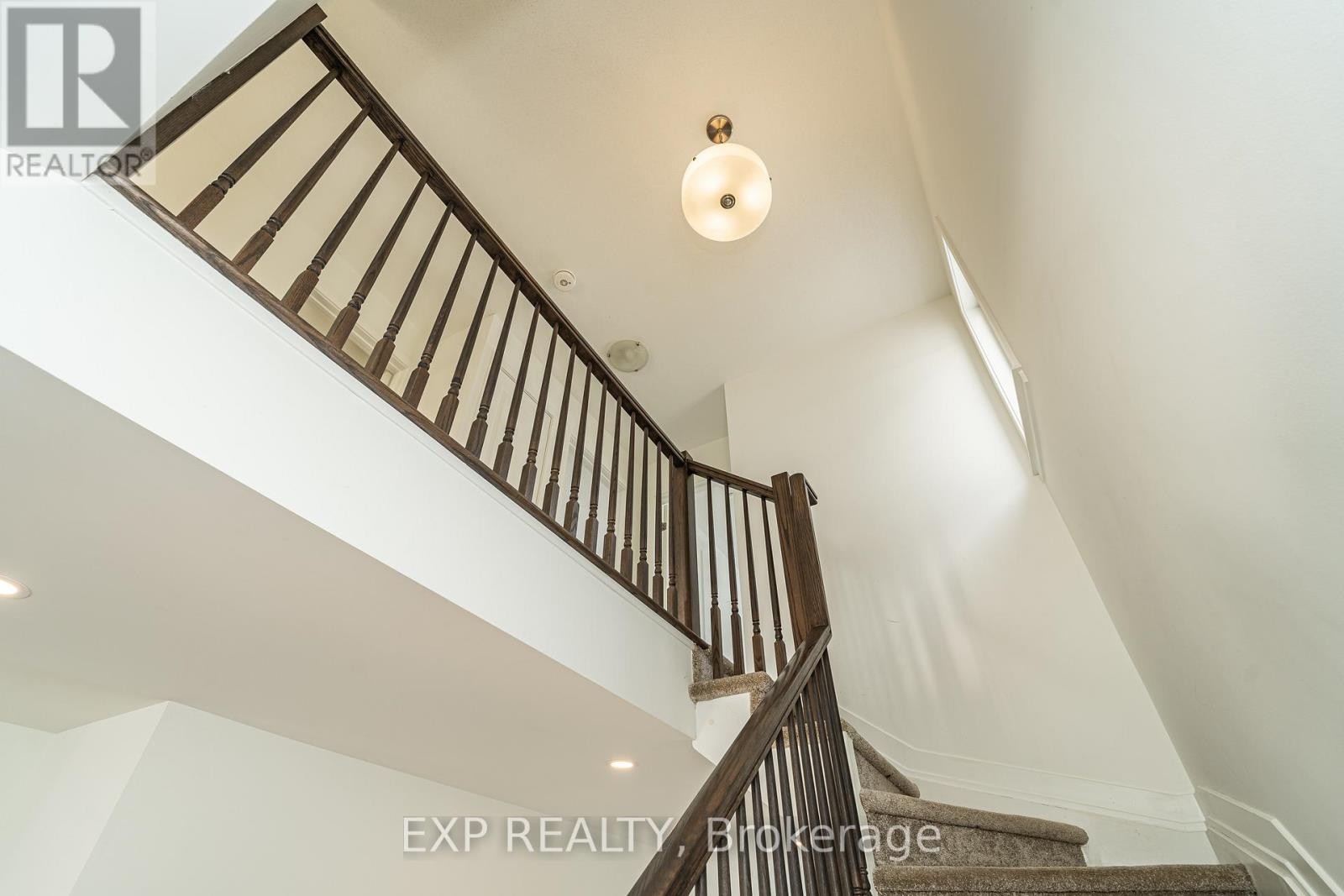 












914 ALVAREZ LANE

,
Ottawa,




Ontario
K1T0W2

