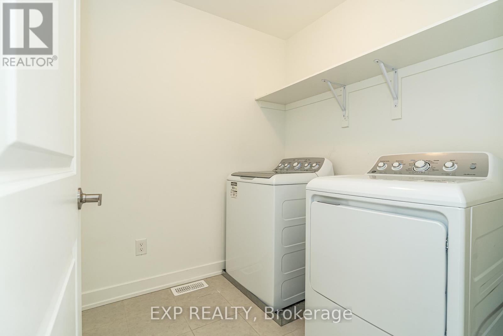 












914 ALVAREZ LANE

,
Ottawa,




Ontario
K1T0W2

