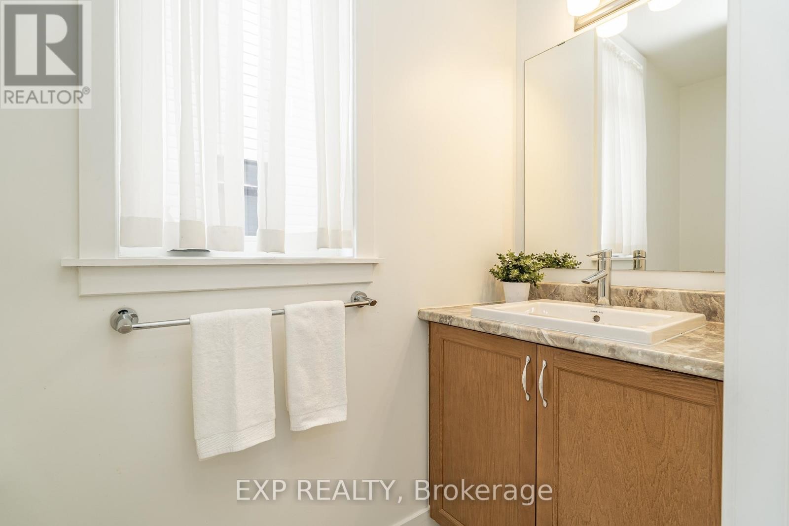 












914 ALVAREZ LANE

,
Ottawa,




Ontario
K1T0W2

