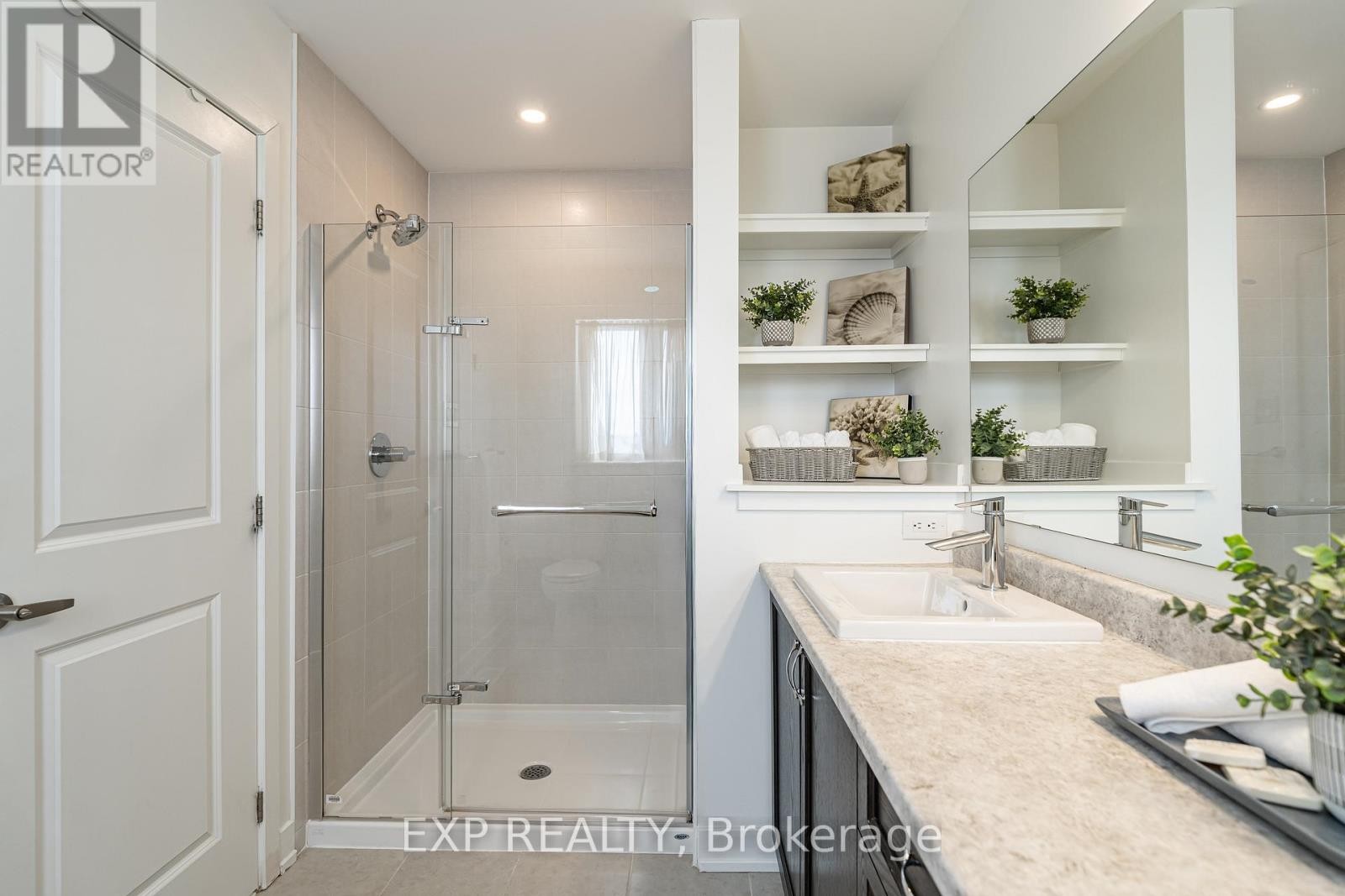 












914 ALVAREZ LANE

,
Ottawa,




Ontario
K1T0W2

