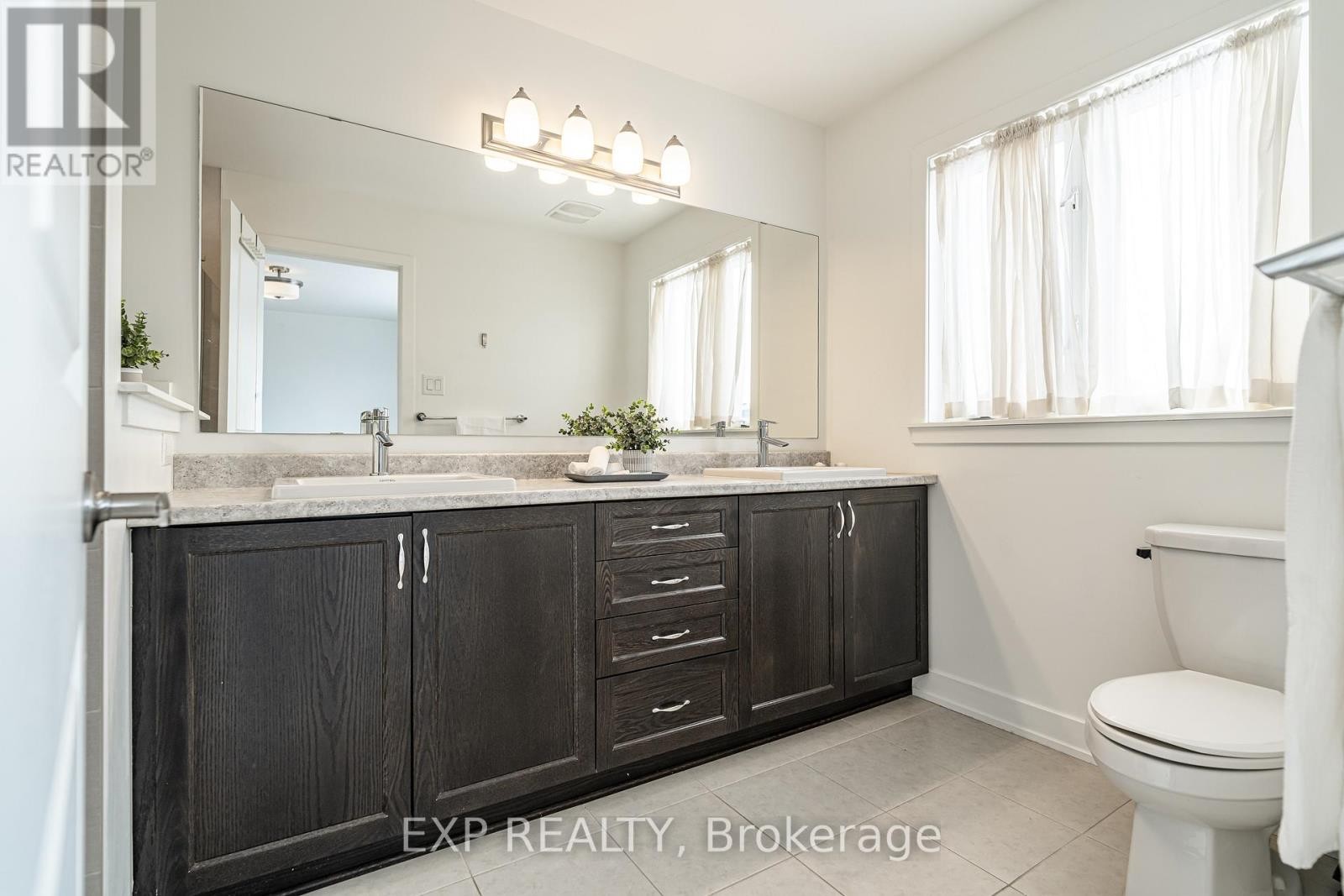 












914 ALVAREZ LANE

,
Ottawa,




Ontario
K1T0W2

