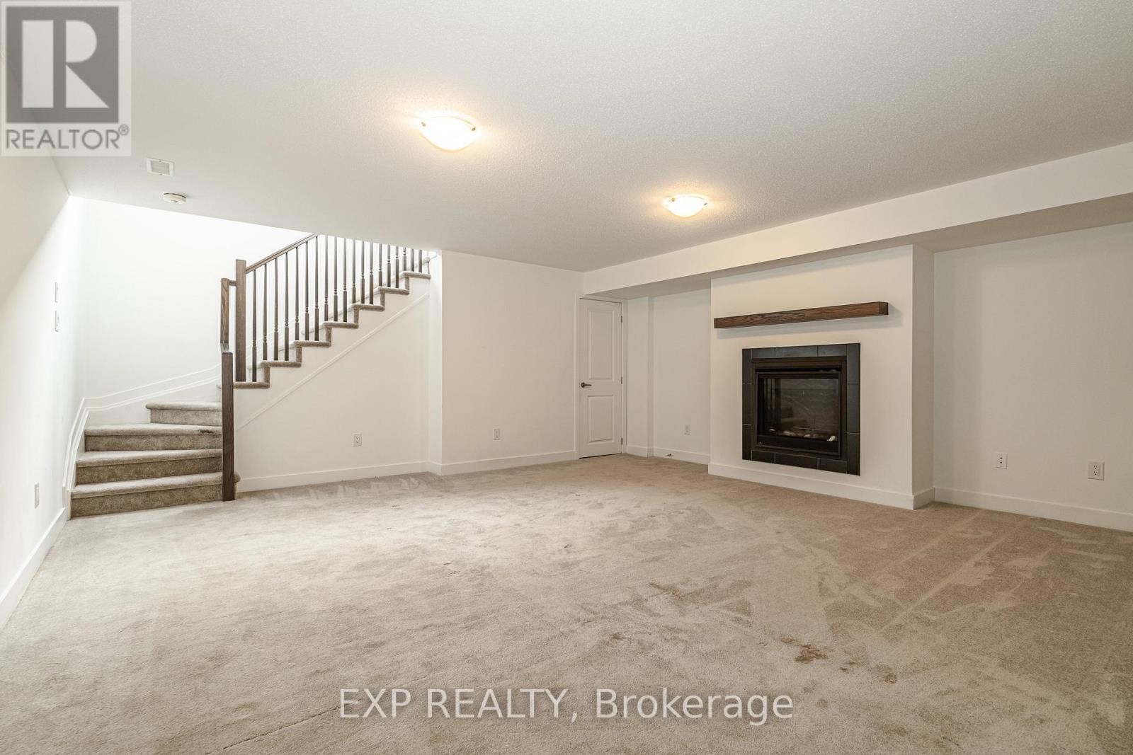 












914 ALVAREZ LANE

,
Ottawa,




Ontario
K1T0W2

