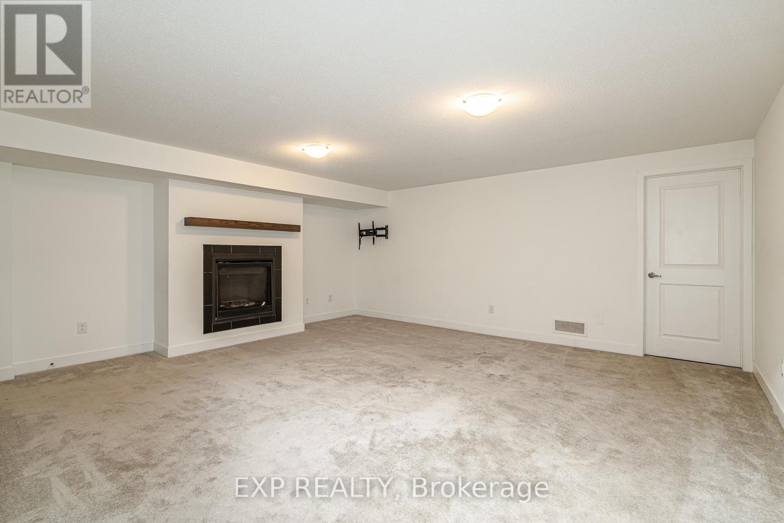 












914 ALVAREZ LANE

,
Ottawa,




Ontario
K1T0W2

