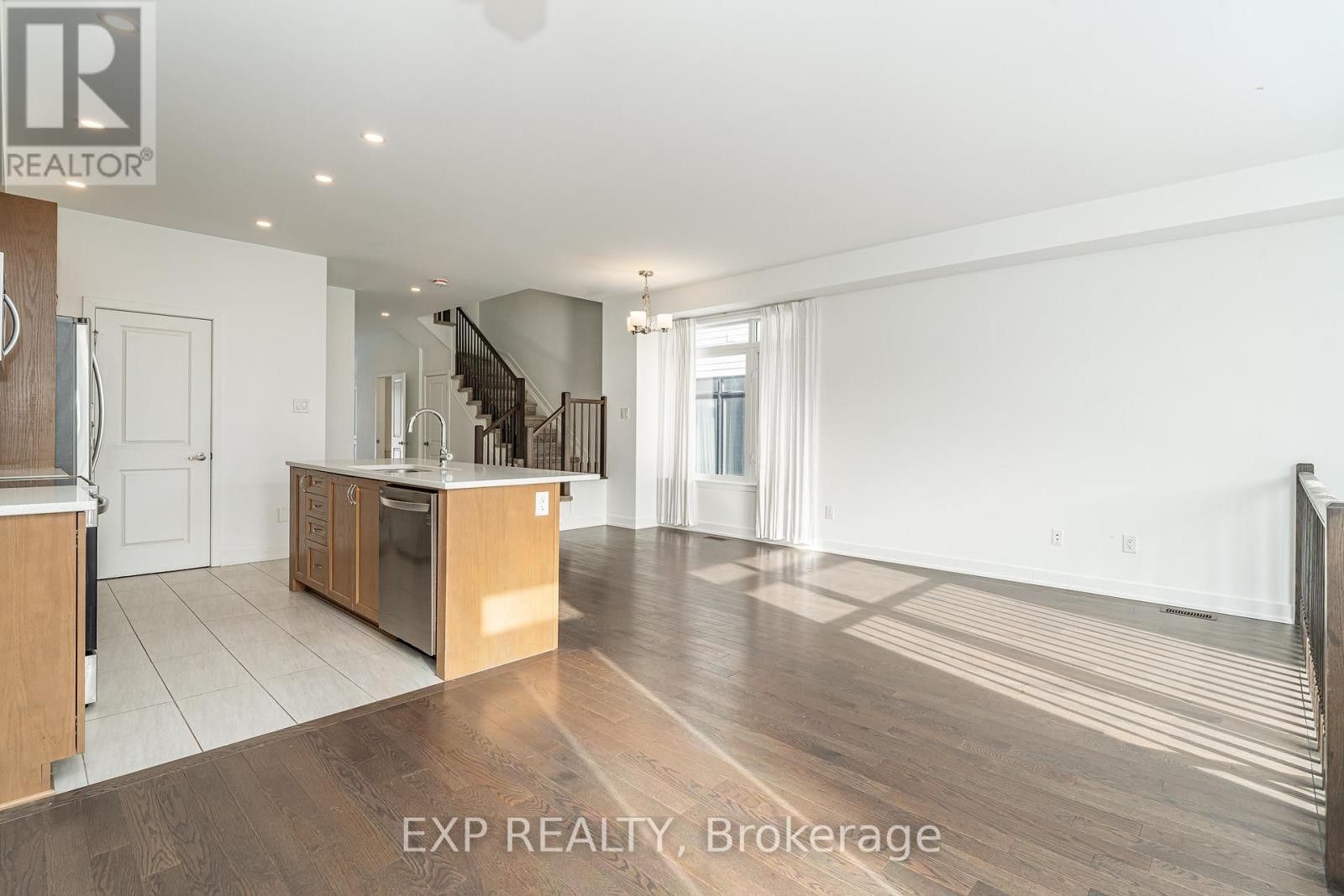 












914 ALVAREZ LANE

,
Ottawa,




Ontario
K1T0W2

