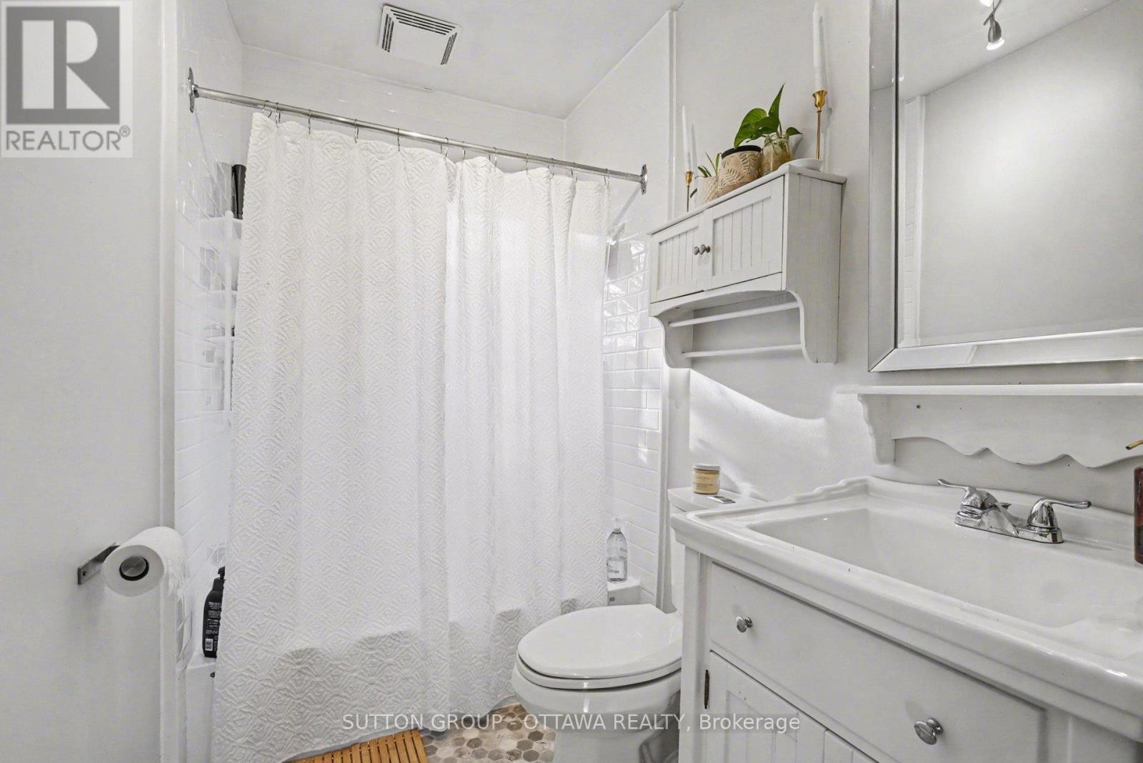 












90 WITHROW AVENUE

,
Ottawa,




Ontario
K2G2J5

