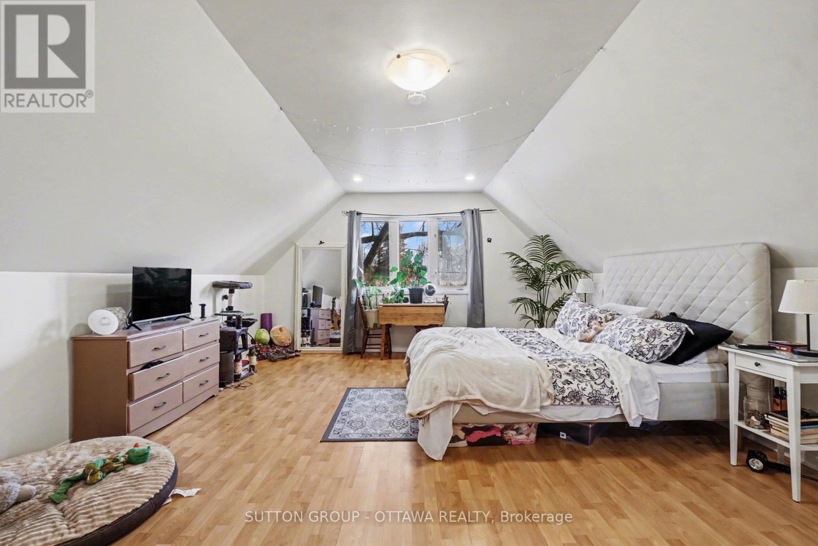 












90 WITHROW AVENUE

,
Ottawa,




Ontario
K2G2J5

