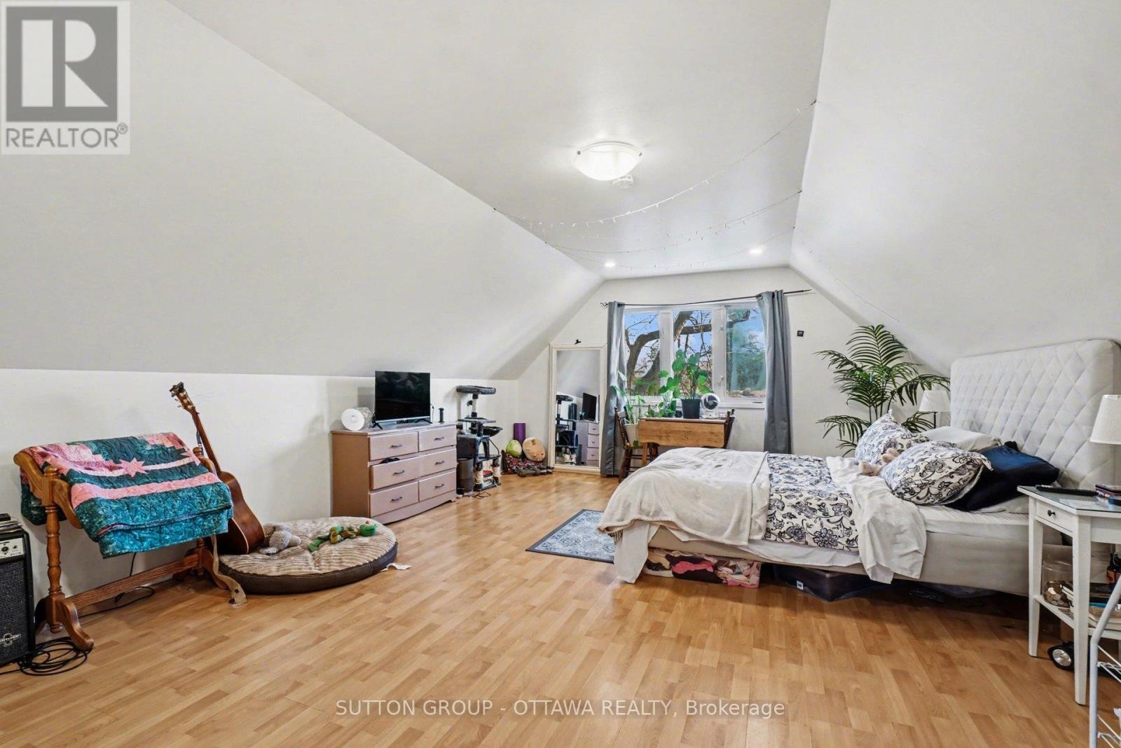 












90 WITHROW AVENUE

,
Ottawa,




Ontario
K2G2J5

