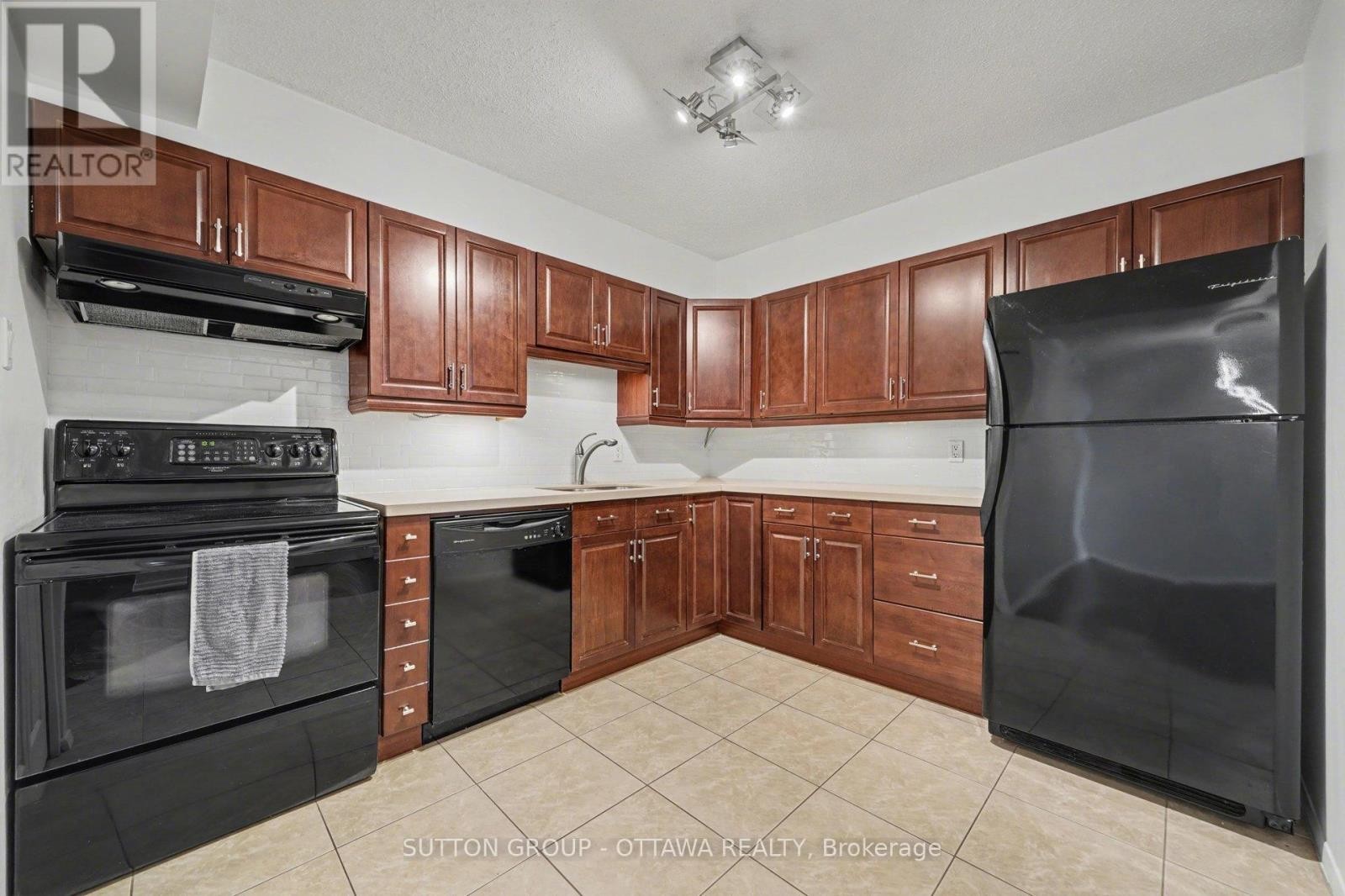 












1004 - 200 BAY STREET

,
Ottawa,




Ontario
K1R7W8

