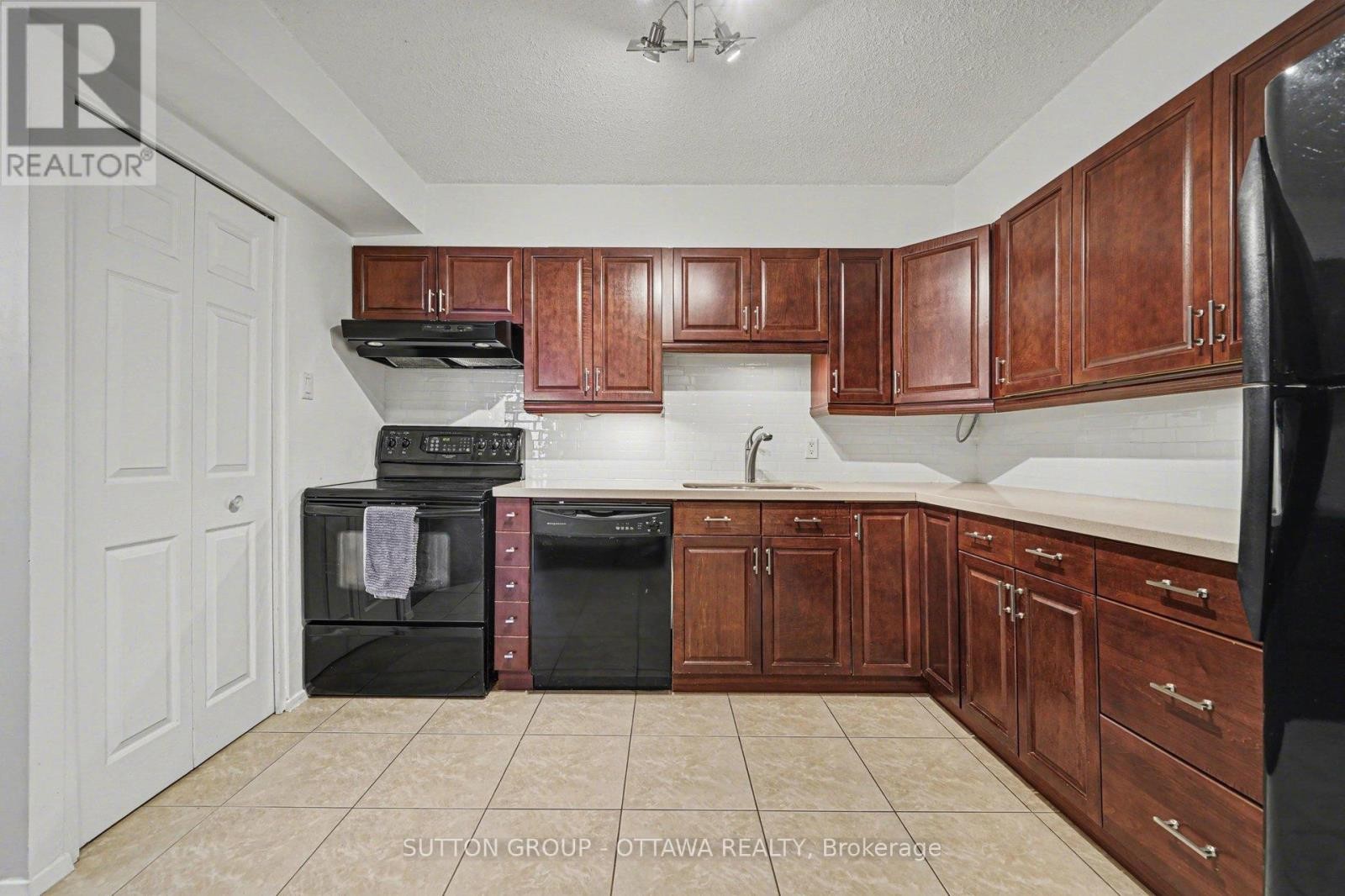 












1004 - 200 BAY STREET

,
Ottawa,




Ontario
K1R7W8

