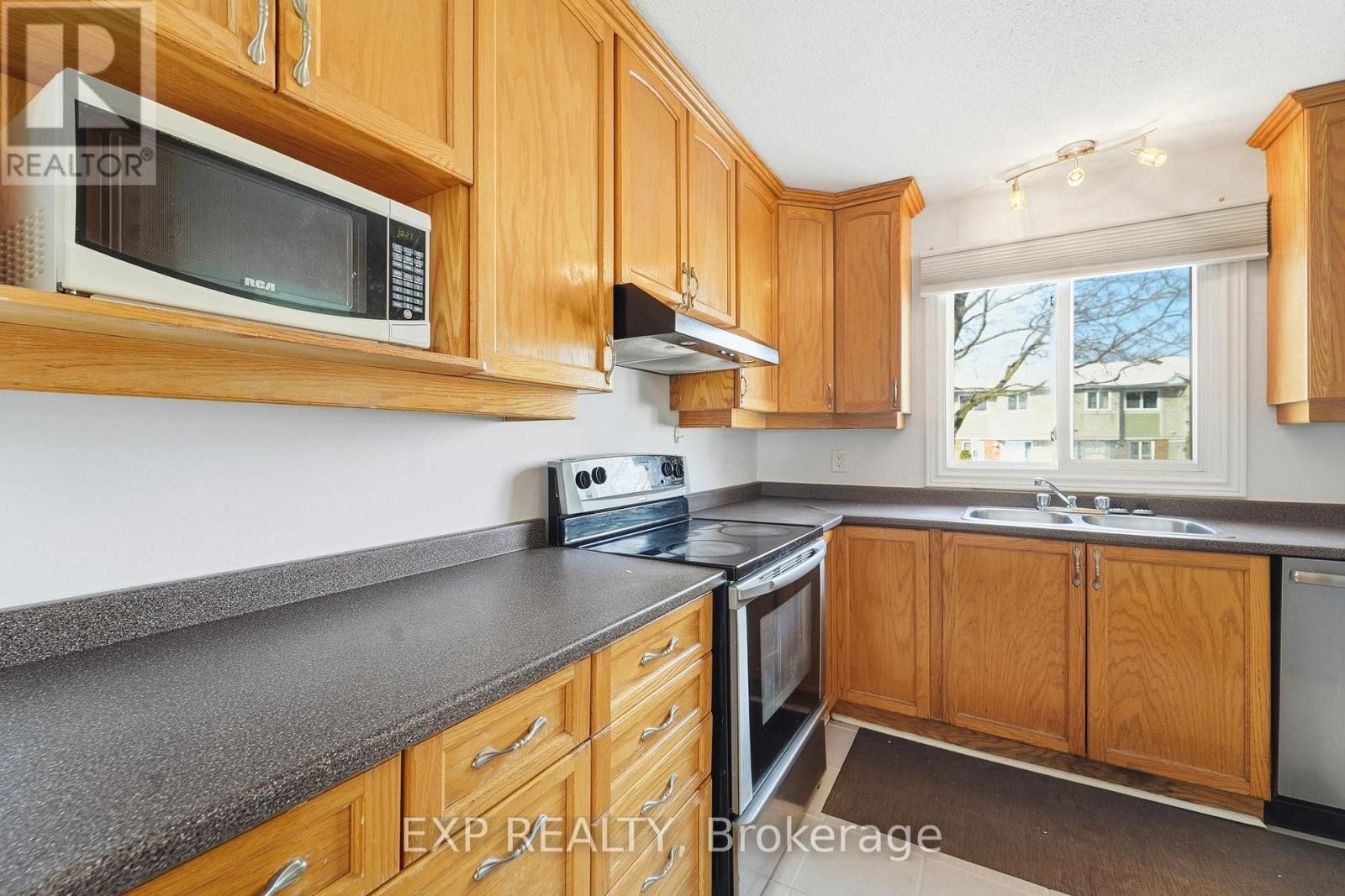 












78 - 36 BARROW CRESCENT

,
Ottawa,




Ontario
K2L2K1

