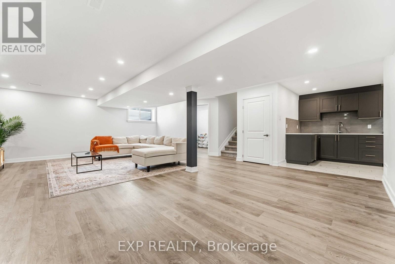 












212 REISLING WAY

,
Ottawa,




Ontario
K1T0X1

