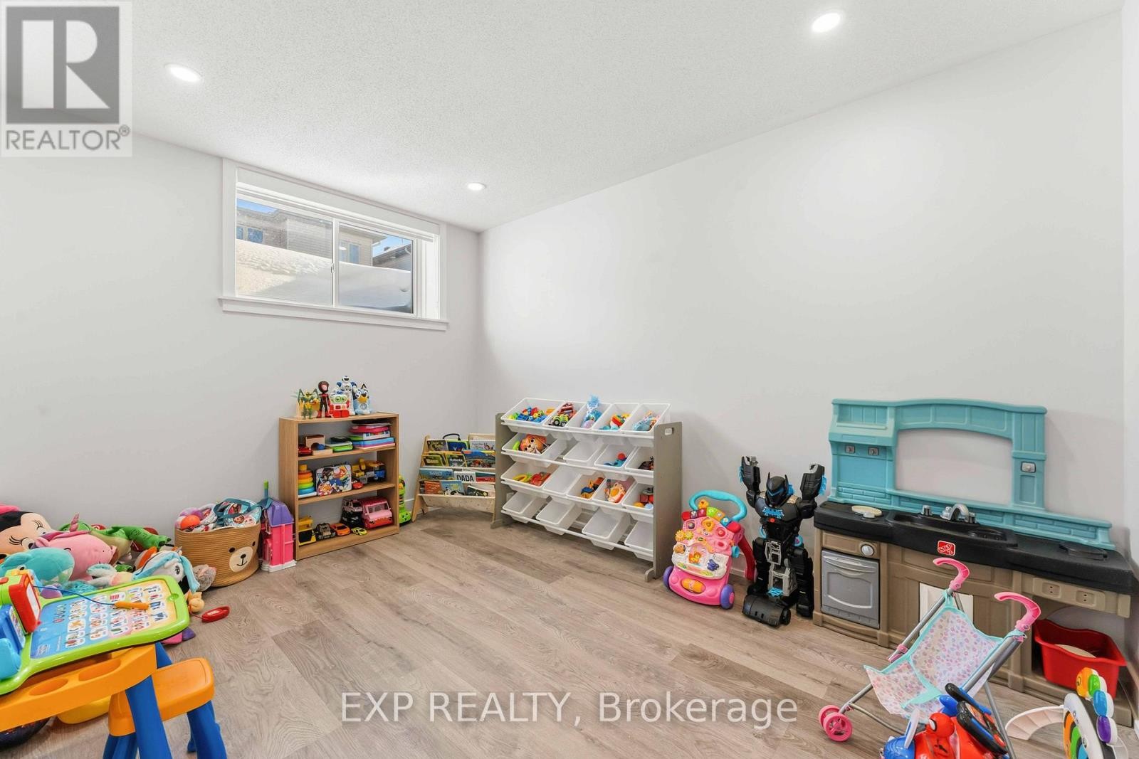 












212 REISLING WAY

,
Ottawa,




Ontario
K1T0X1

