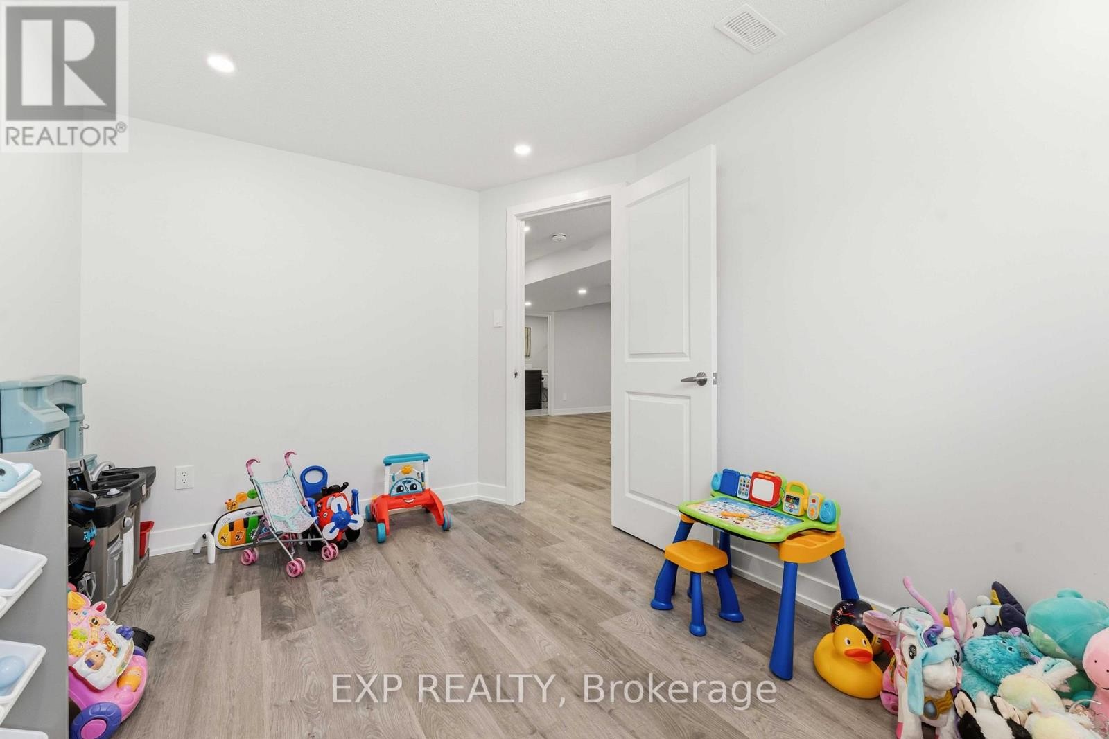 












212 REISLING WAY

,
Ottawa,




Ontario
K1T0X1

