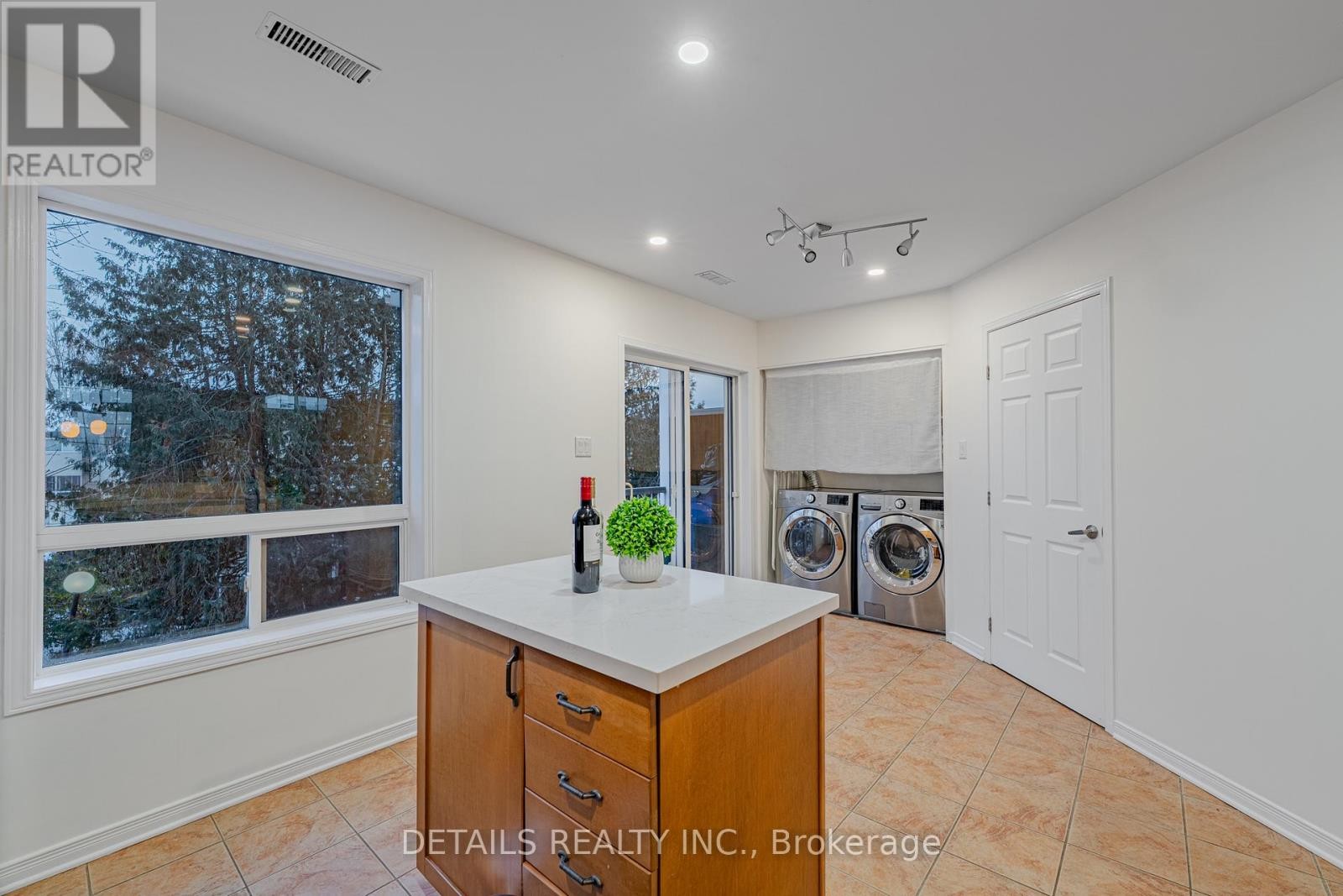 












20 - 376 WIFFEN PRIVATE

,
Ottawa,




Ontario
K2H1G4


