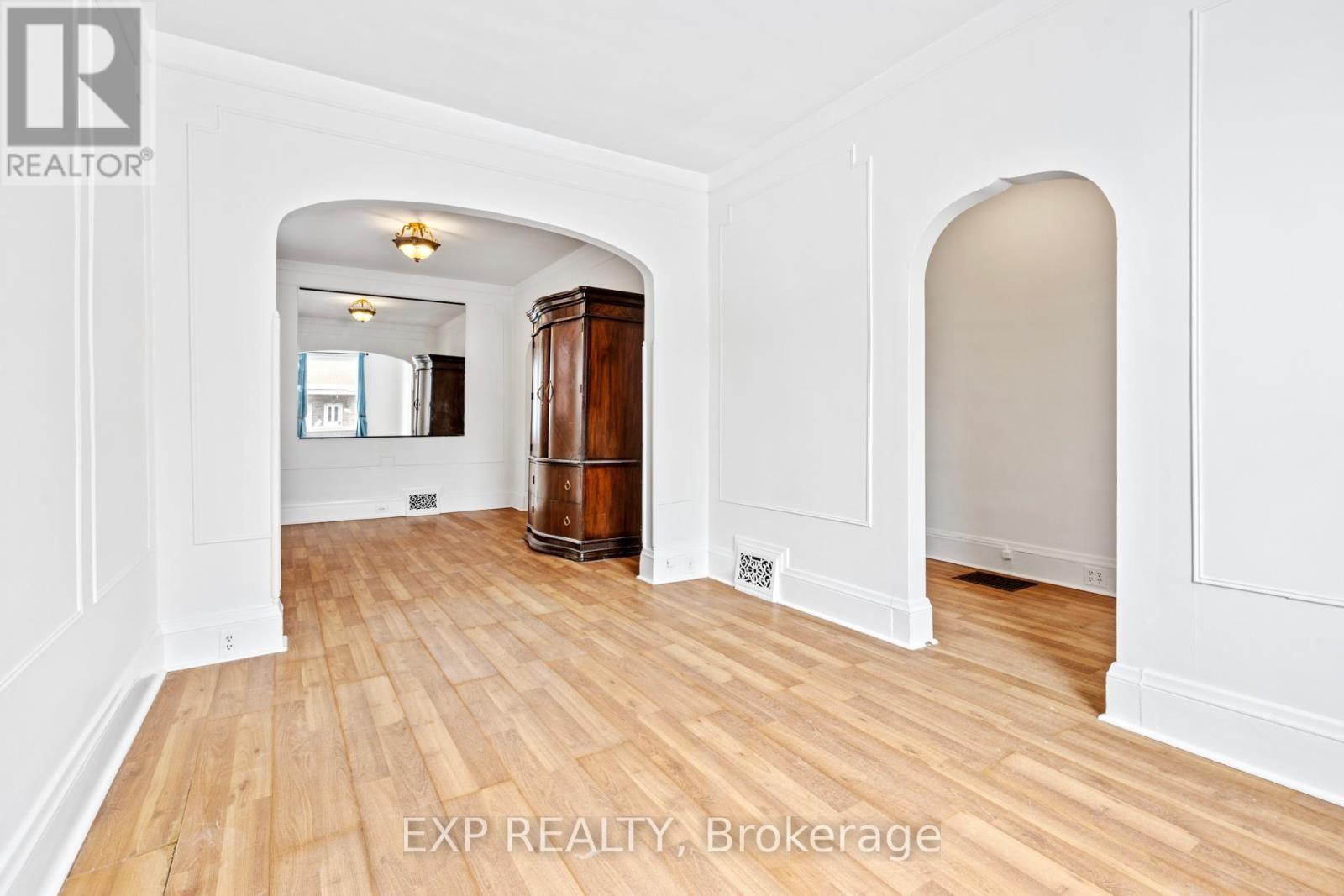 












292-294 CLARENCE STREET

,
Ottawa,




Ontario
K1N5R3

