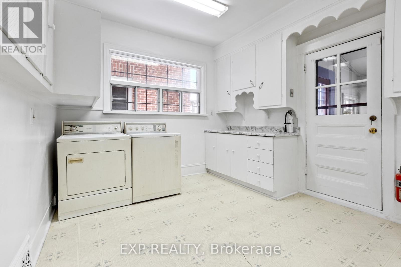 












292-294 CLARENCE STREET

,
Ottawa,




Ontario
K1N5R3

