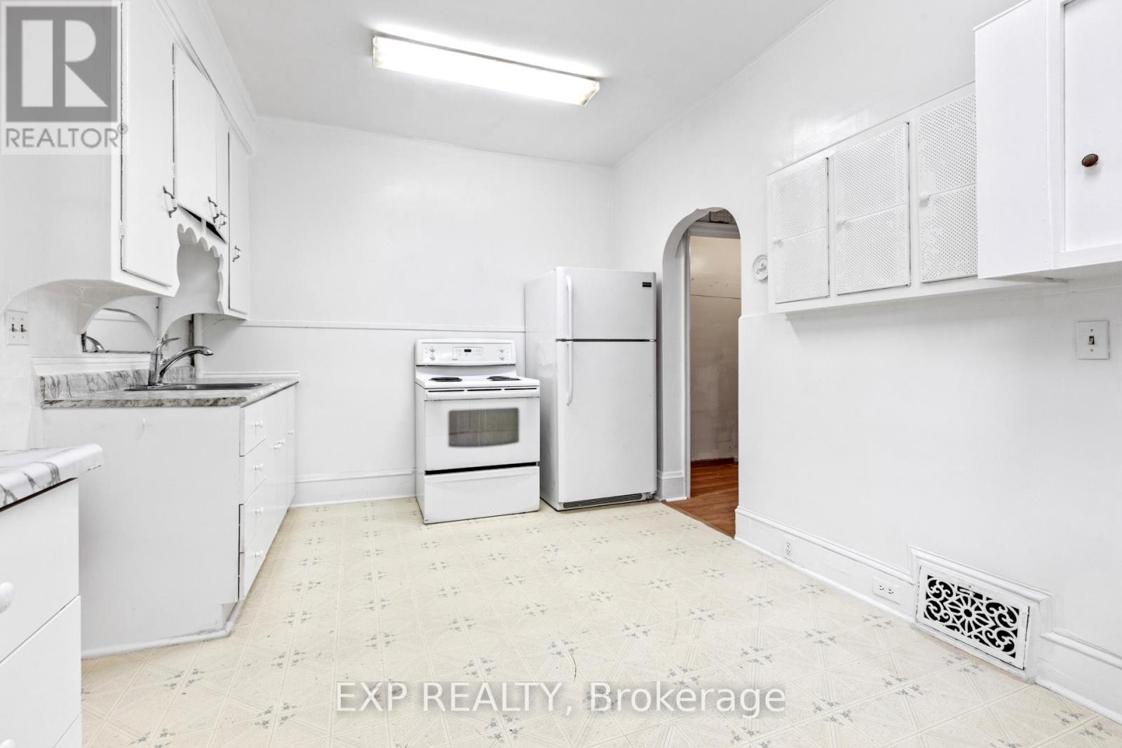 












292-294 CLARENCE STREET

,
Ottawa,




Ontario
K1N5R3

