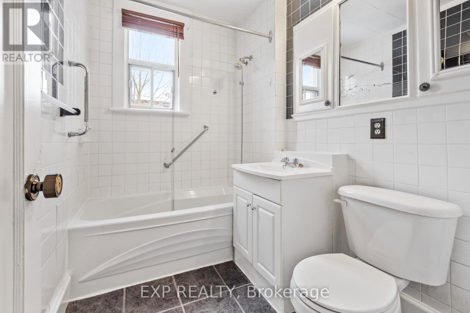 












292-294 CLARENCE STREET

,
Ottawa,




Ontario
K1N5R3

