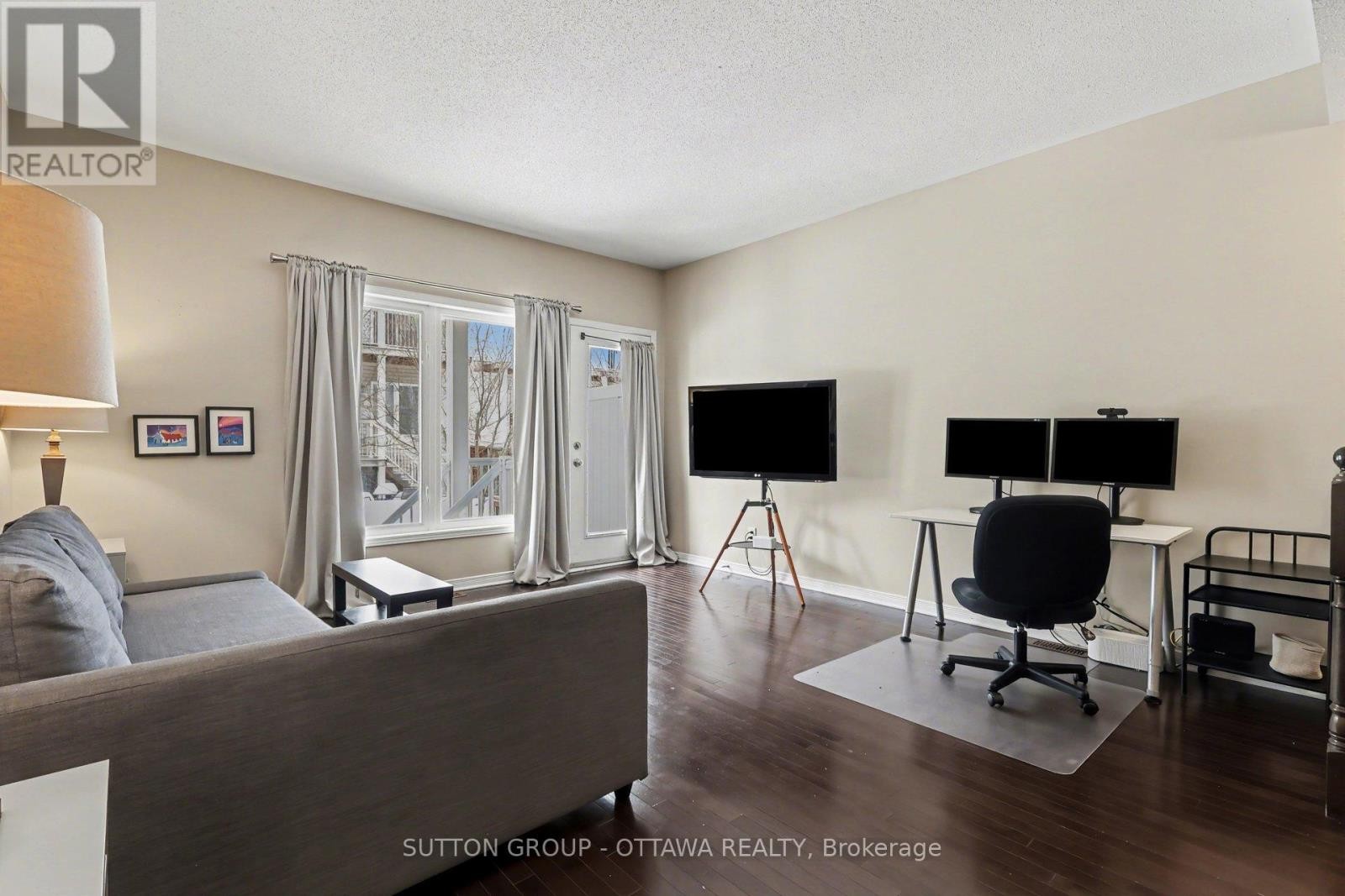 












340 LONDON TERRACE

,
Ottawa,




Ontario
K1K2W3

