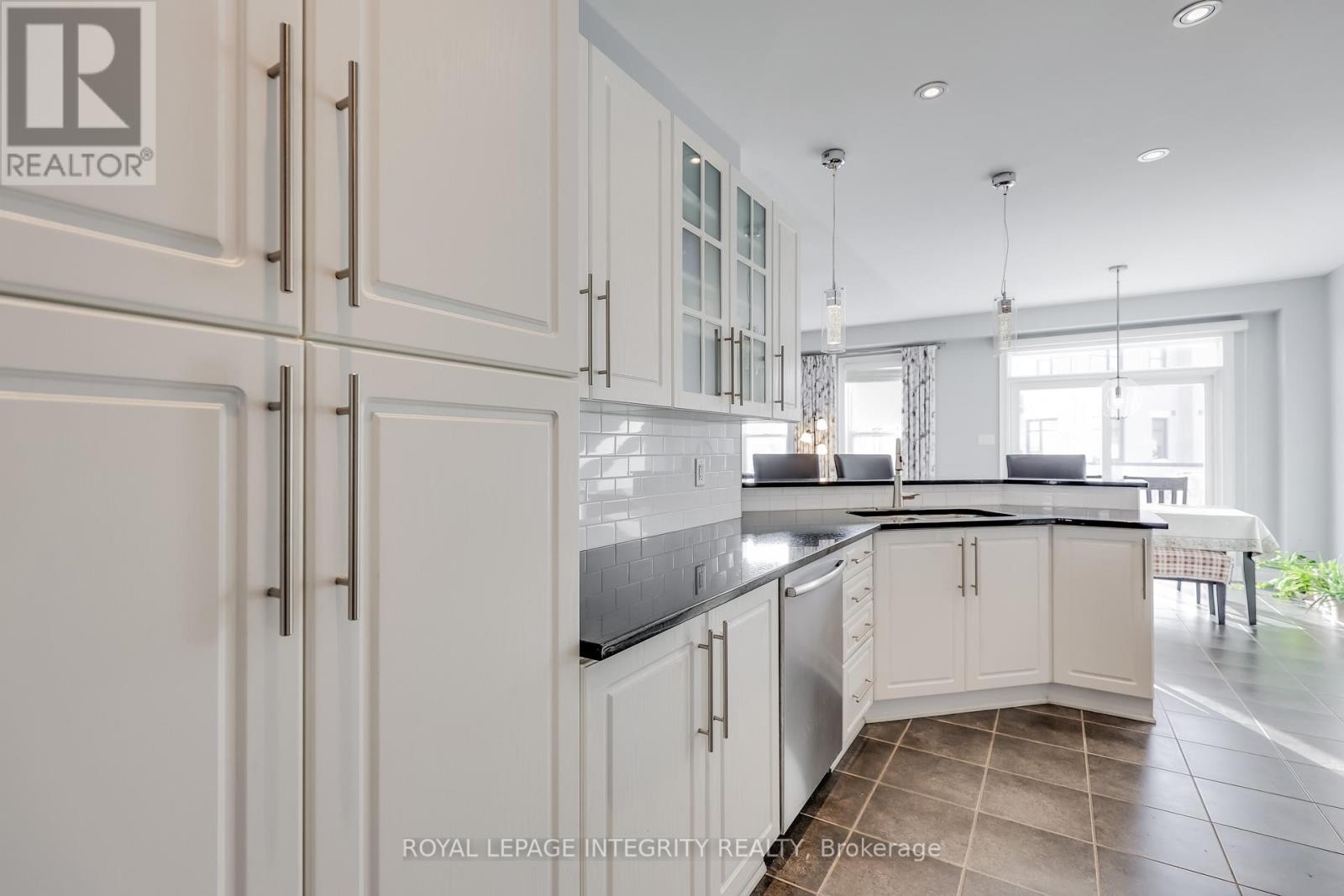 












432 TILLSONBURG STREET

,
Ottawa,




Ontario
K2T0C4

