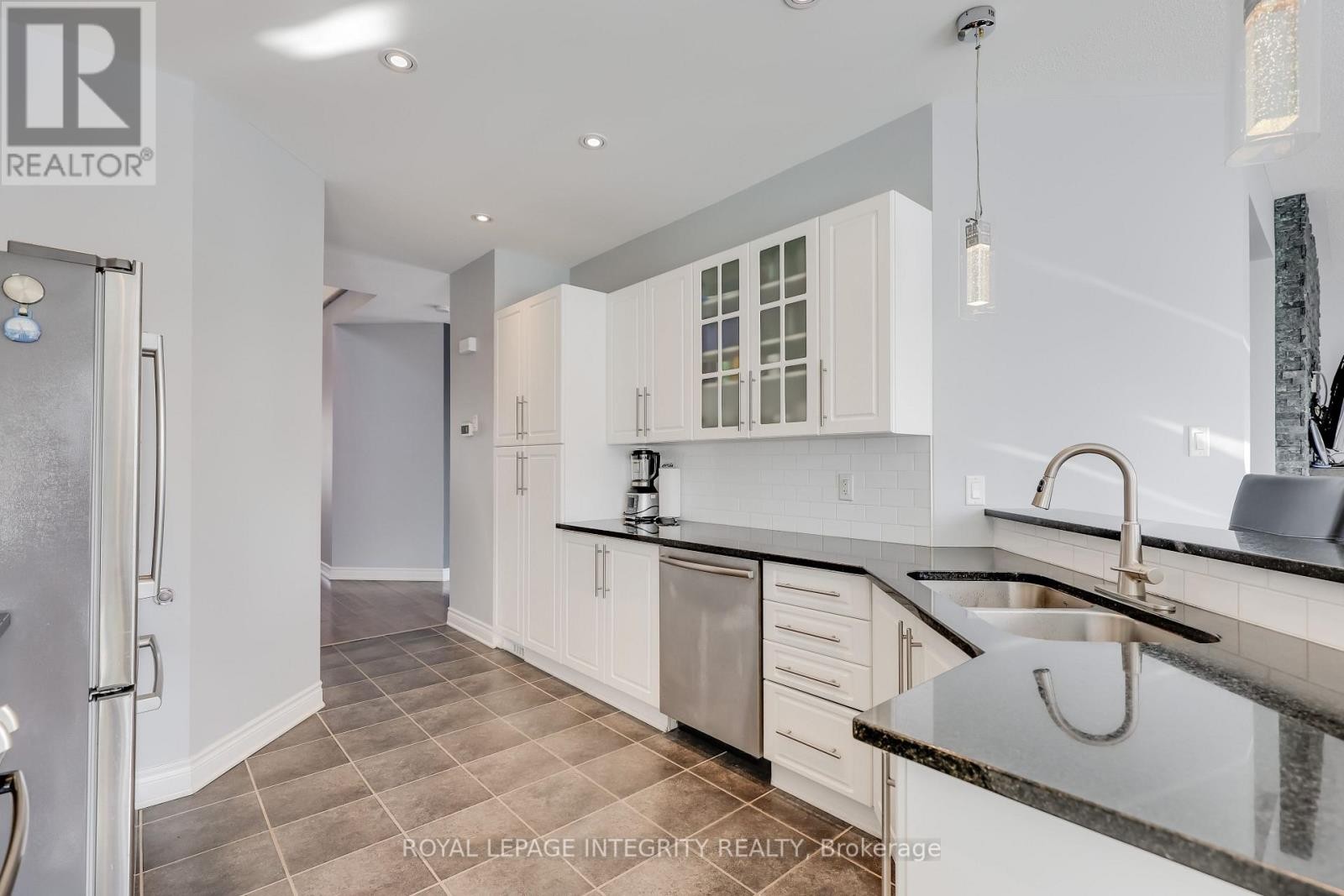 












432 TILLSONBURG STREET

,
Ottawa,




Ontario
K2T0C4

