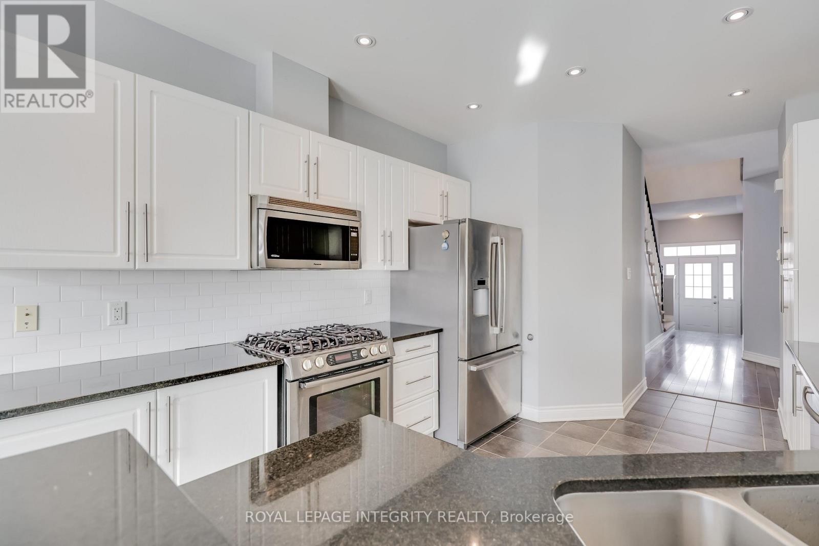 












432 TILLSONBURG STREET

,
Ottawa,




Ontario
K2T0C4

