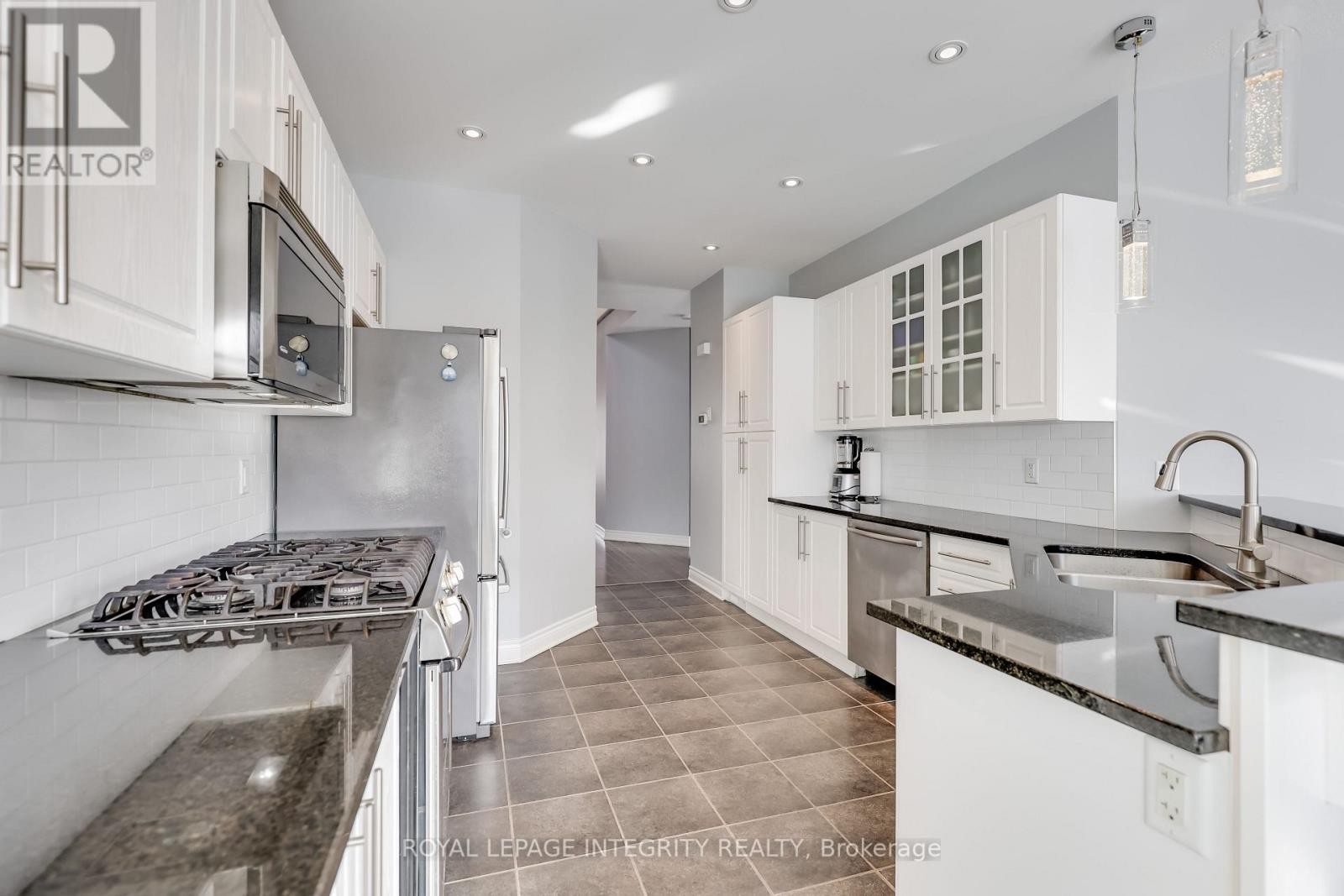 












432 TILLSONBURG STREET

,
Ottawa,




Ontario
K2T0C4

