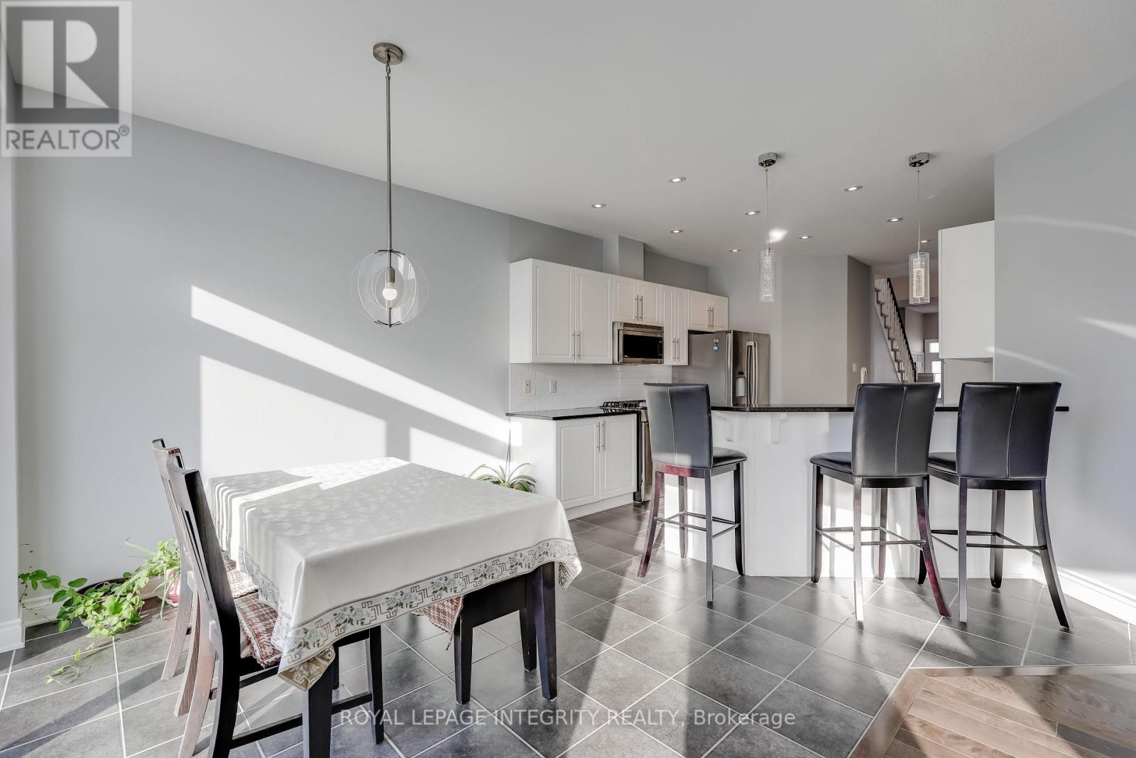 












432 TILLSONBURG STREET

,
Ottawa,




Ontario
K2T0C4

