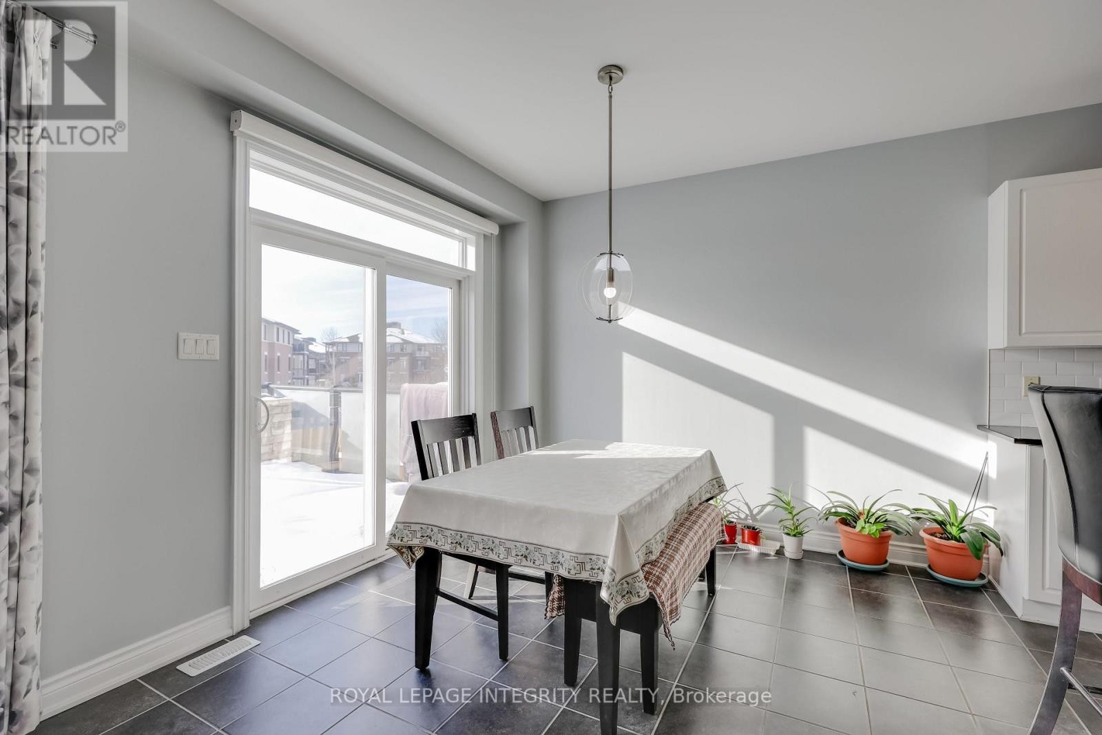 












432 TILLSONBURG STREET

,
Ottawa,




Ontario
K2T0C4

