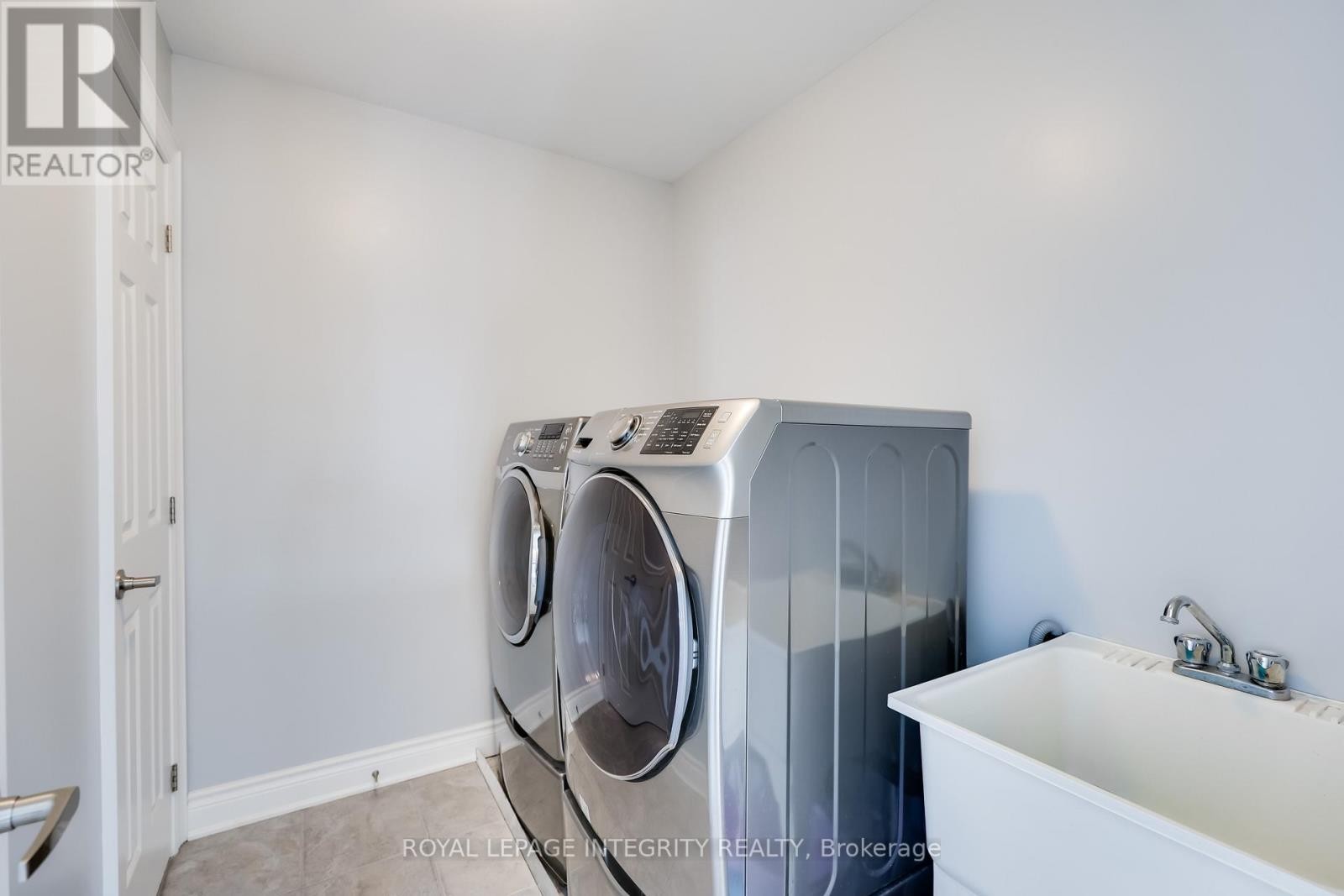 












432 TILLSONBURG STREET

,
Ottawa,




Ontario
K2T0C4

